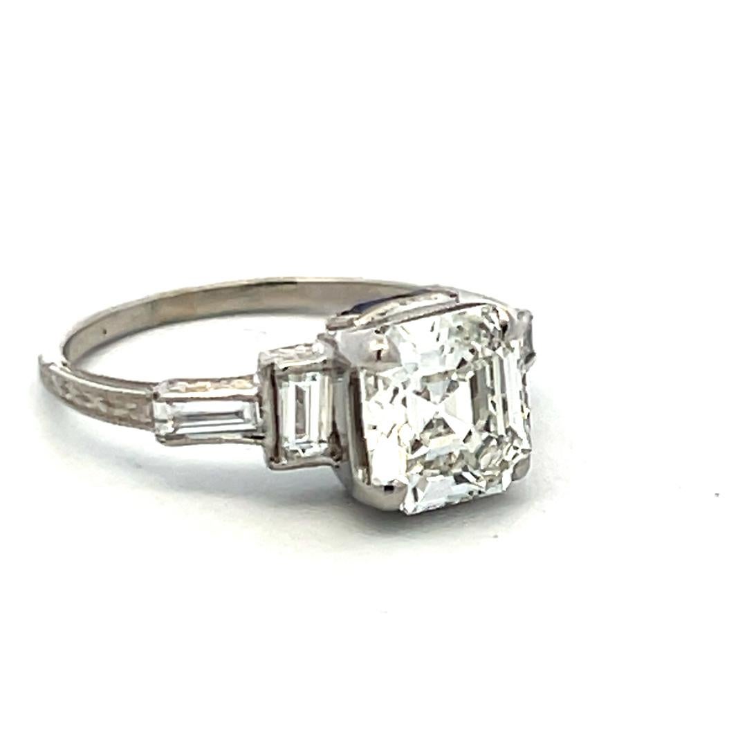 Anello di fidanzamento in platino con diamante Asscher, smeraldo e baguette da 2,08 carati (G-H VS-SI) in vendita 3