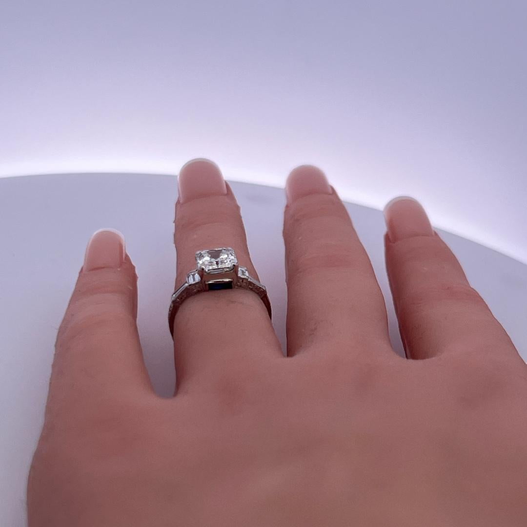 Anello di fidanzamento in platino con diamante Asscher, smeraldo e baguette da 2,08 carati (G-H VS-SI) in vendita 4