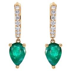 Orecchini Huggie con smeraldo verde e diamante da 2,08 carati in oro giallo 18 carati