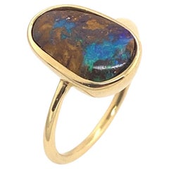 2,08 Karat natürlicher mehrfarbiger Opal mit Rubover-Fassung Ring aus 18 Karat Gelbgold
