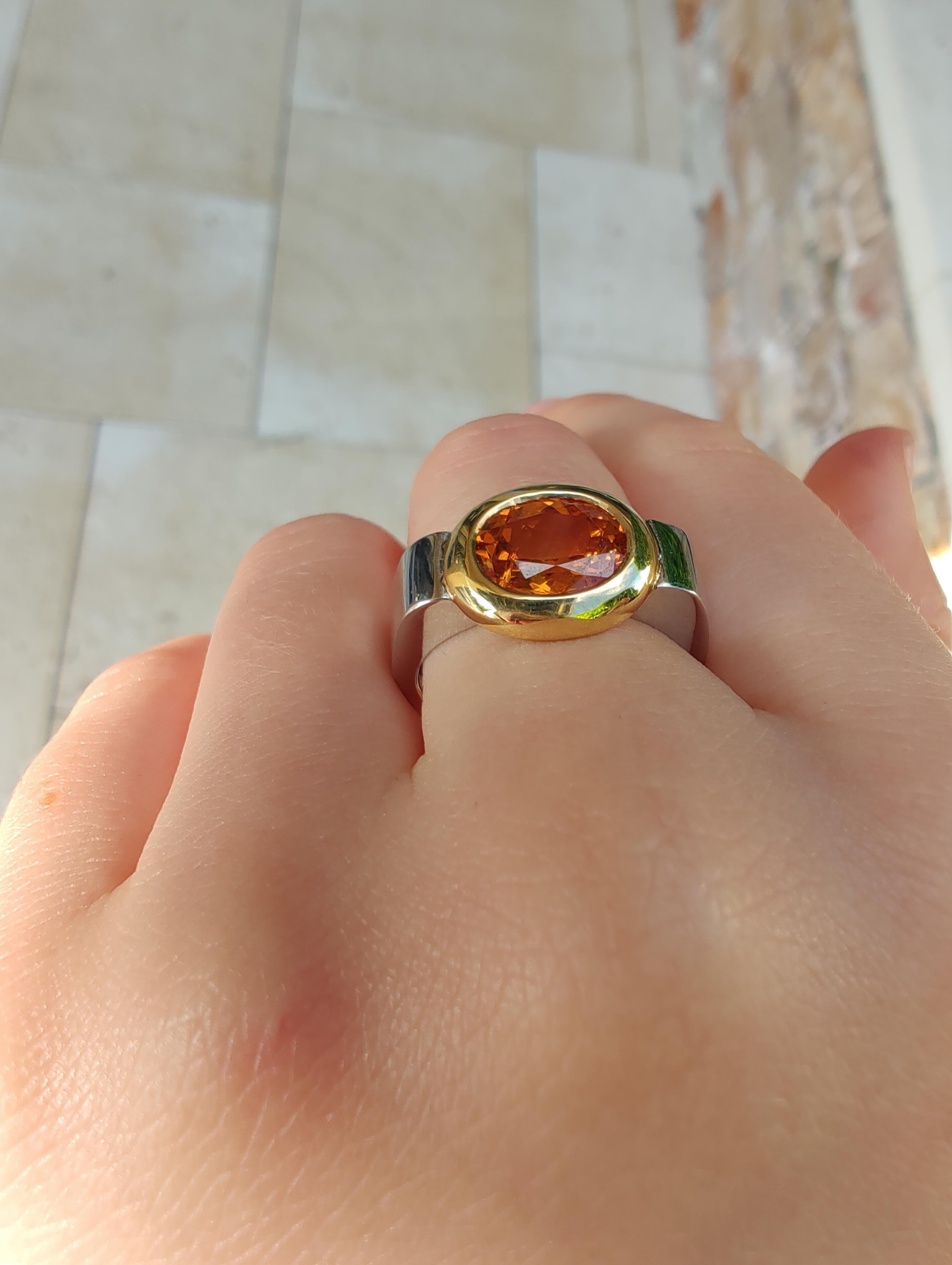 Bague en or blanc et jaune 18 carats avec grenat mandarin ovale de 2,08 carats en vente 7