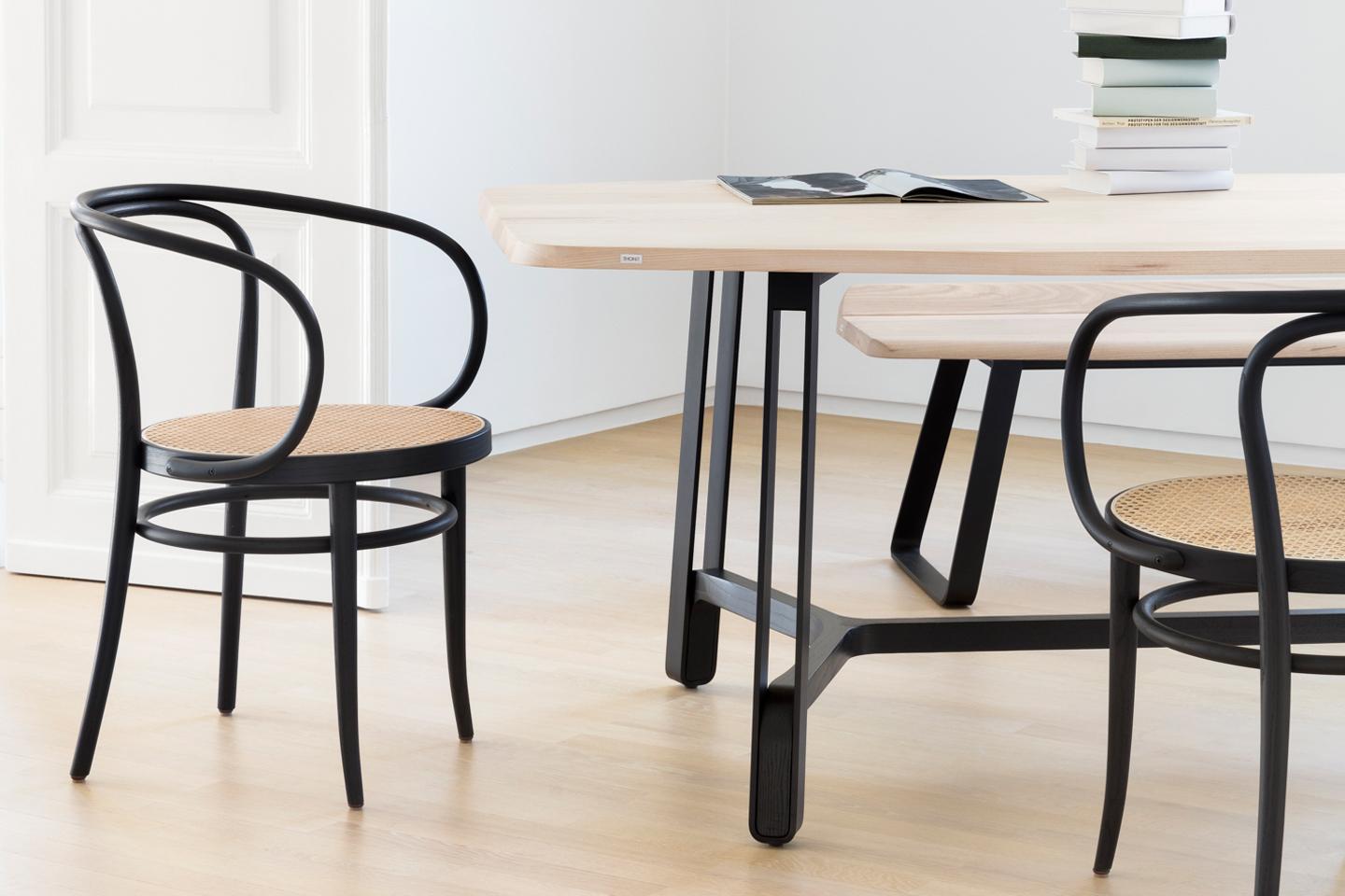 Alcance 210 R
Asiento y respaldo de canwork, malla sintética de refuerzo bajo el asiento
Este elegante clásico de madera curvada es una obra maestra en su construcción y producción: el marco saliente que forma tanto el respaldo como el