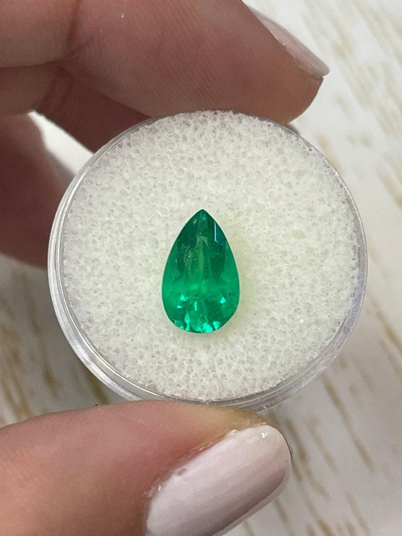 A. Stone: Smeraldo
Peso: 2,09 carati
Forma: Taglio a pera
Chiarezza: Trasparente
Lucentezza: Eccellente-Molto buona
Colore: Verde giallastro brillante
Misure: 11,23 mm x 7,14 mm x 5,24 mm
Origine geografica: Colombia
Trattamento: Naturale,