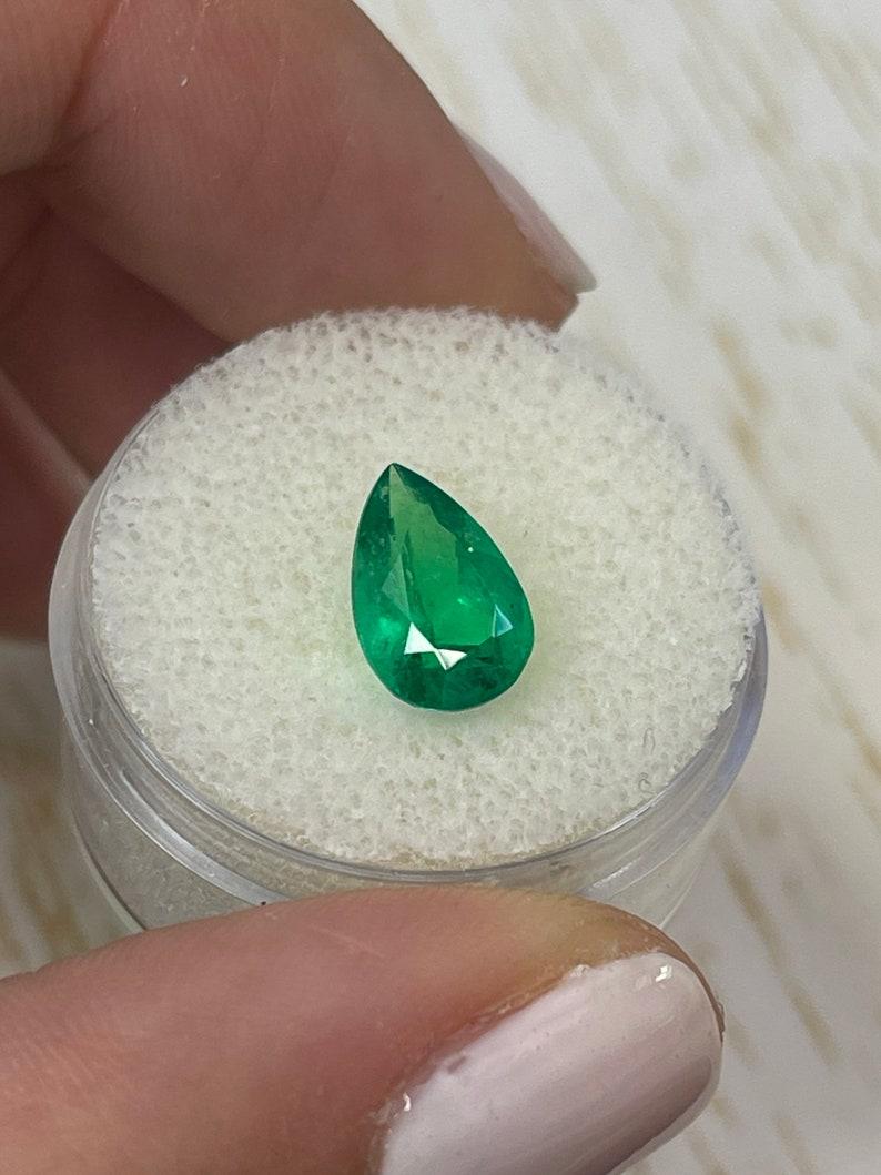 Moderno Smeraldo colombiano verde giallastro da 2,09 carati 11x7 - Gemma di maggio con taglio a pera in vendita