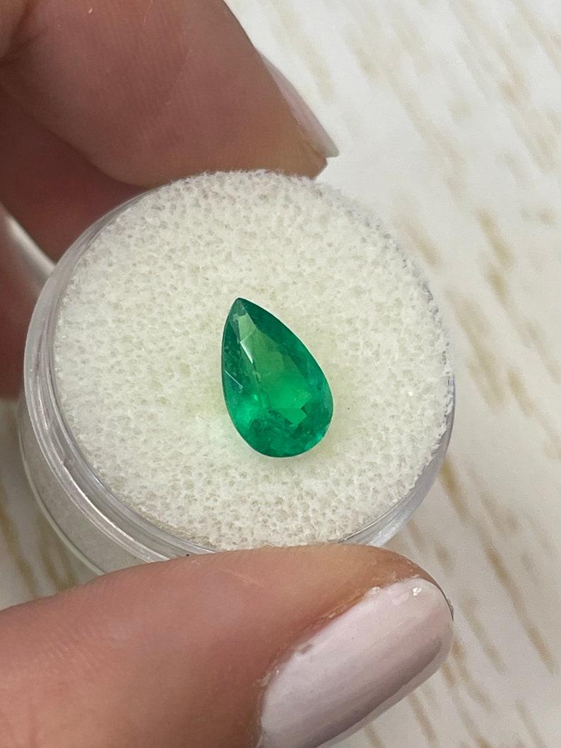 Smeraldo colombiano verde giallastro da 2,09 carati 11x7 - Gemma di maggio con taglio a pera In condizioni Nuovo in vendita a Jupiter, FL