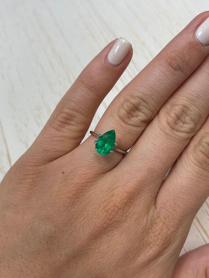 Smeraldo colombiano verde giallastro da 2,09 carati 11x7 - Gemma di maggio con taglio a pera in vendita 1