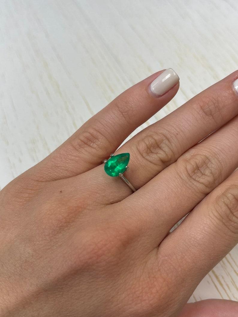 Smeraldo colombiano verde giallastro da 2,09 carati 11x7 - Gemma di maggio con taglio a pera in vendita 2