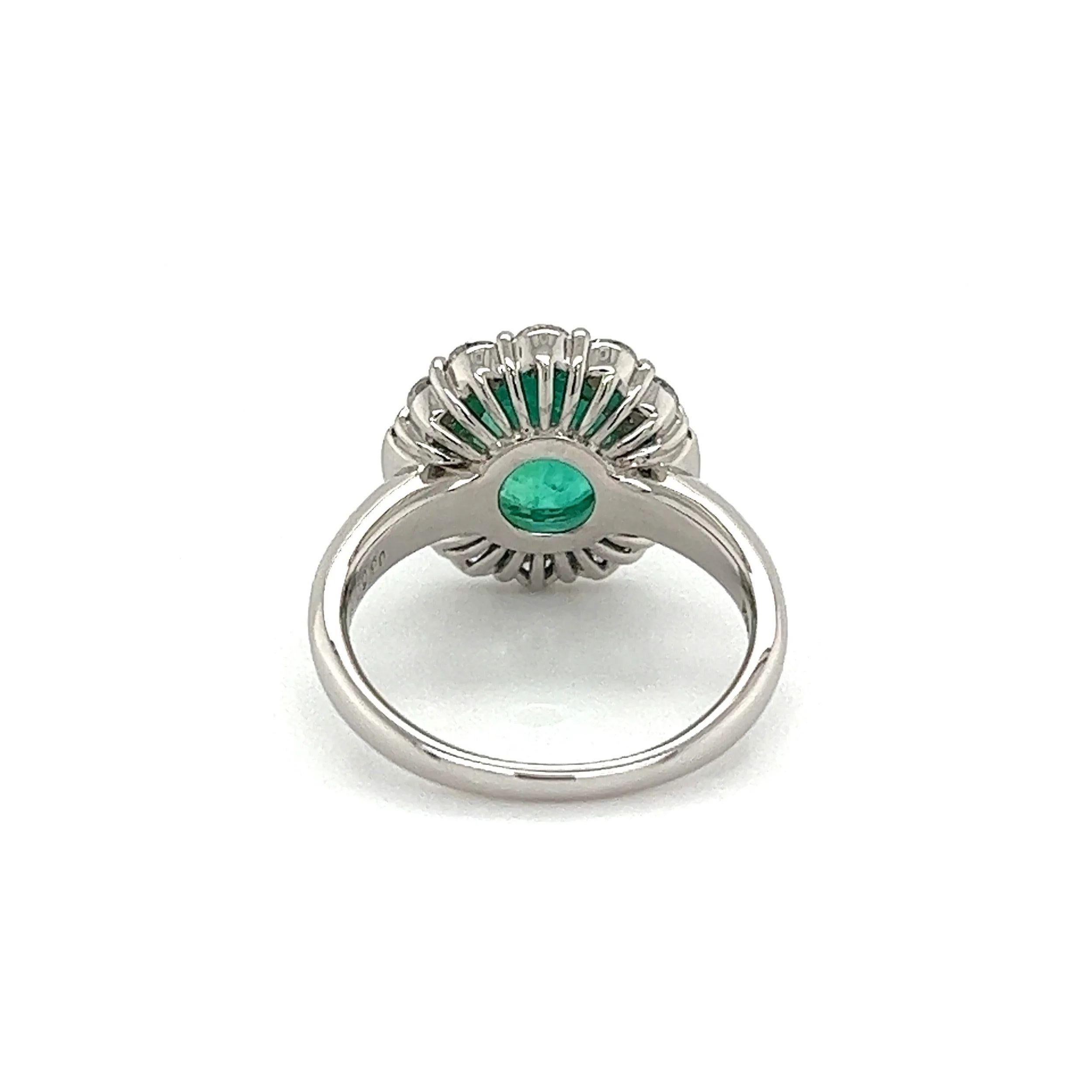 2.09 Carat Emerald and Diamond Vintage Platinum Ring Estate Fine Jewelry In Excellent Condition For Sale In Montreal, QC