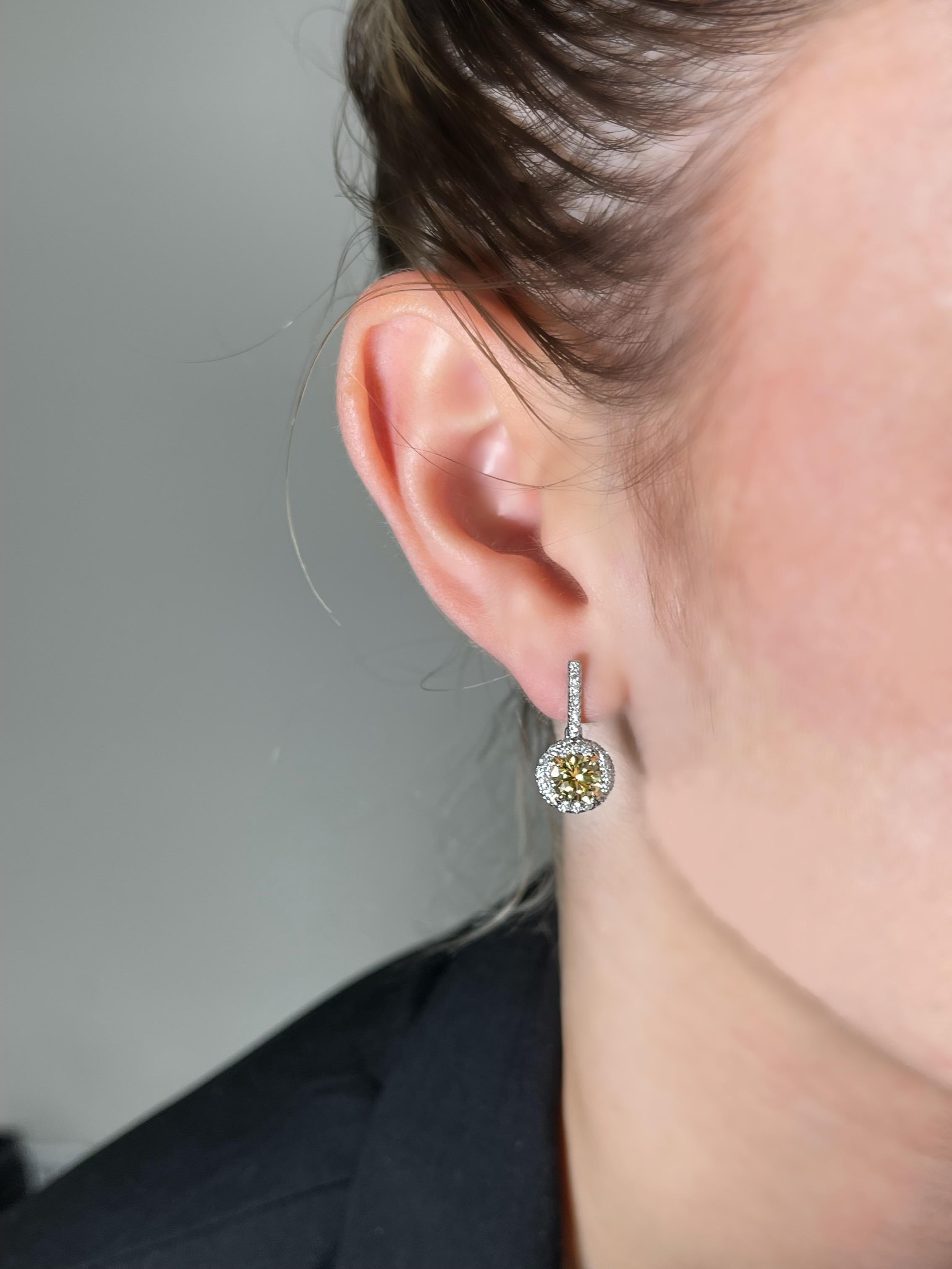 Boucles d'oreilles en goutte en diamant jaune vif fantaisie de 2,09 carats avec halo, rapport GIA  en vente 1