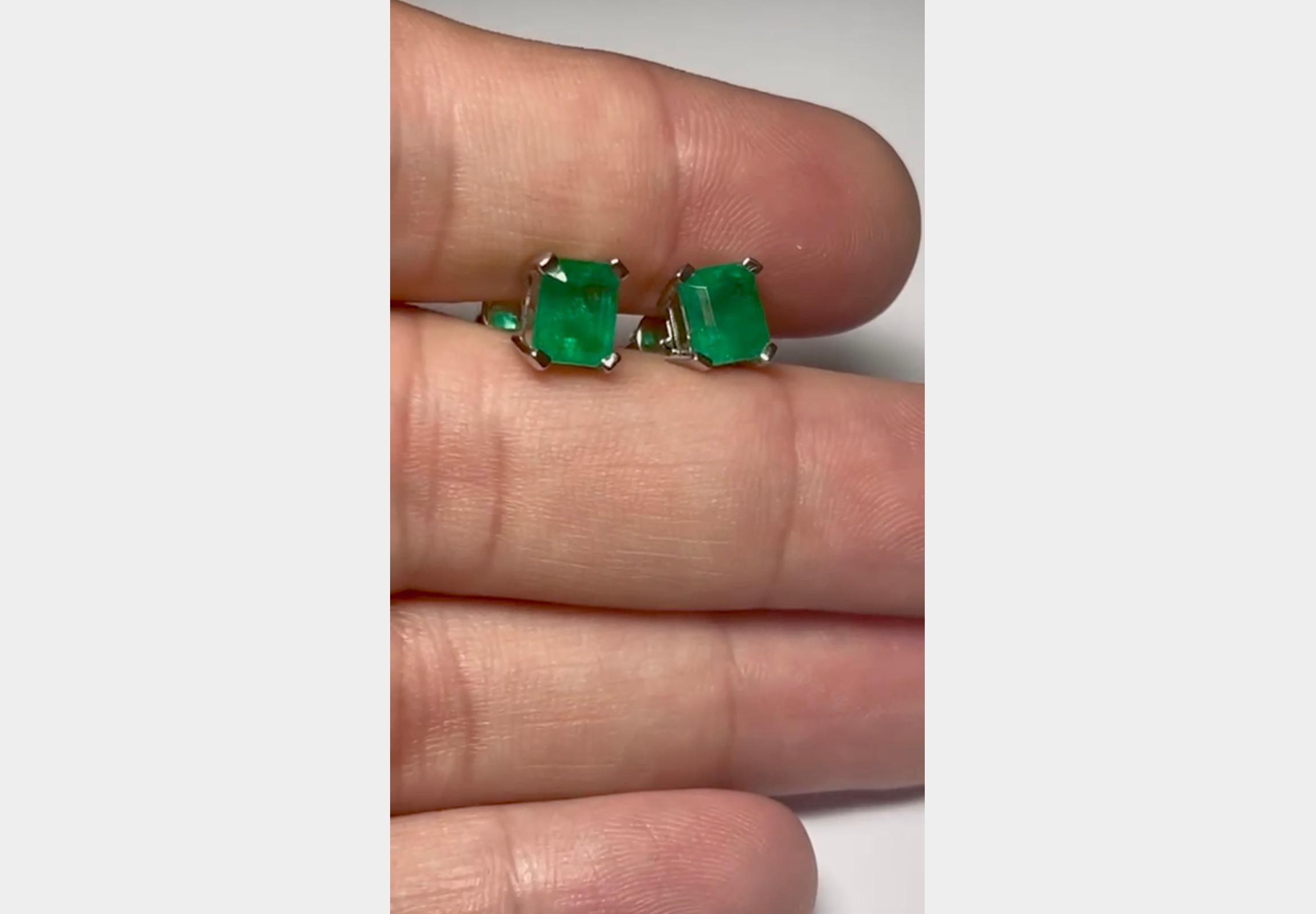 Emeralds Maravellous 2.09 Carat Fine Colombian Emerald Stud Earrings 18K For Sale 1