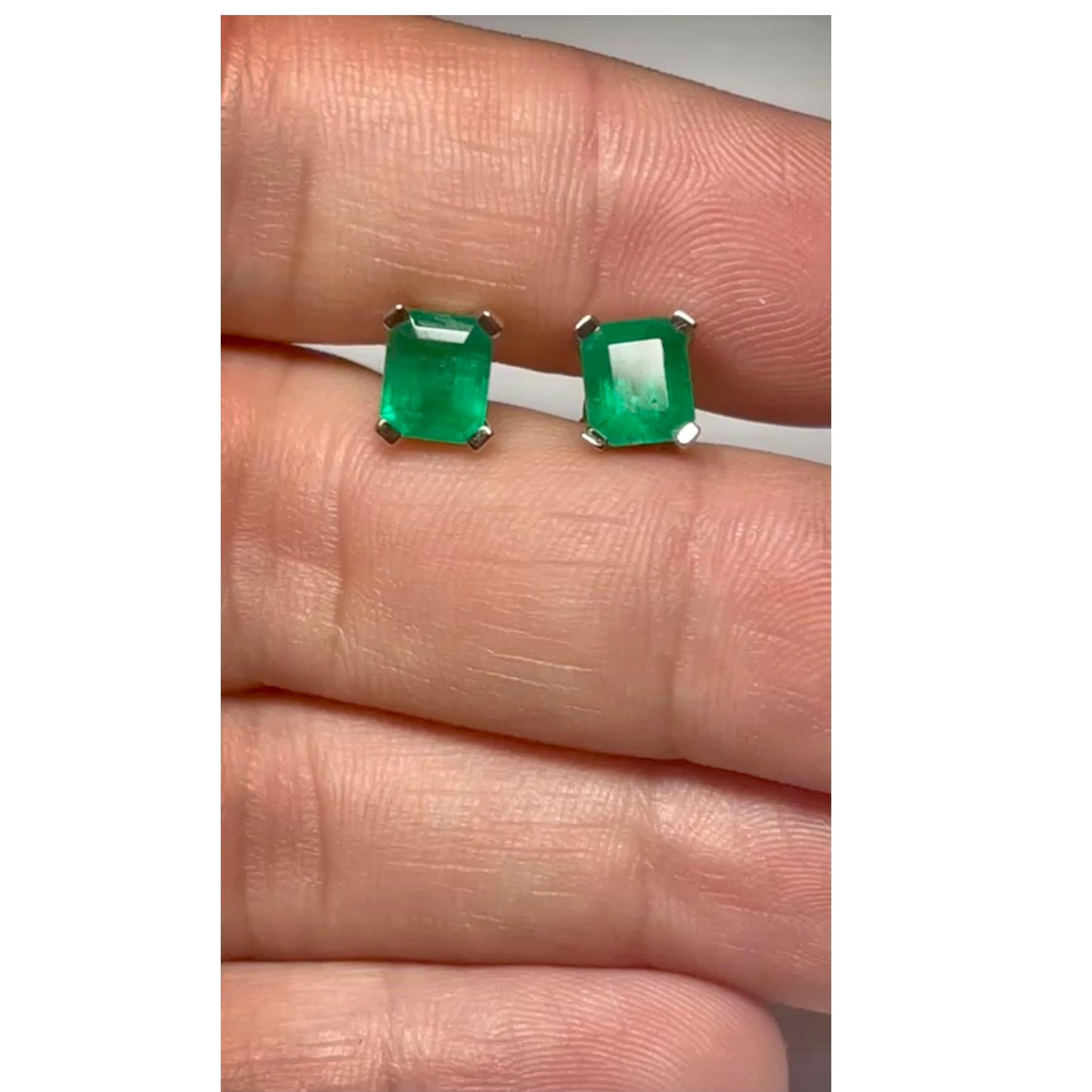Emeralds Maravellous 2.09 Carat Fine Colombian Emerald Stud Earrings 18K For Sale 3