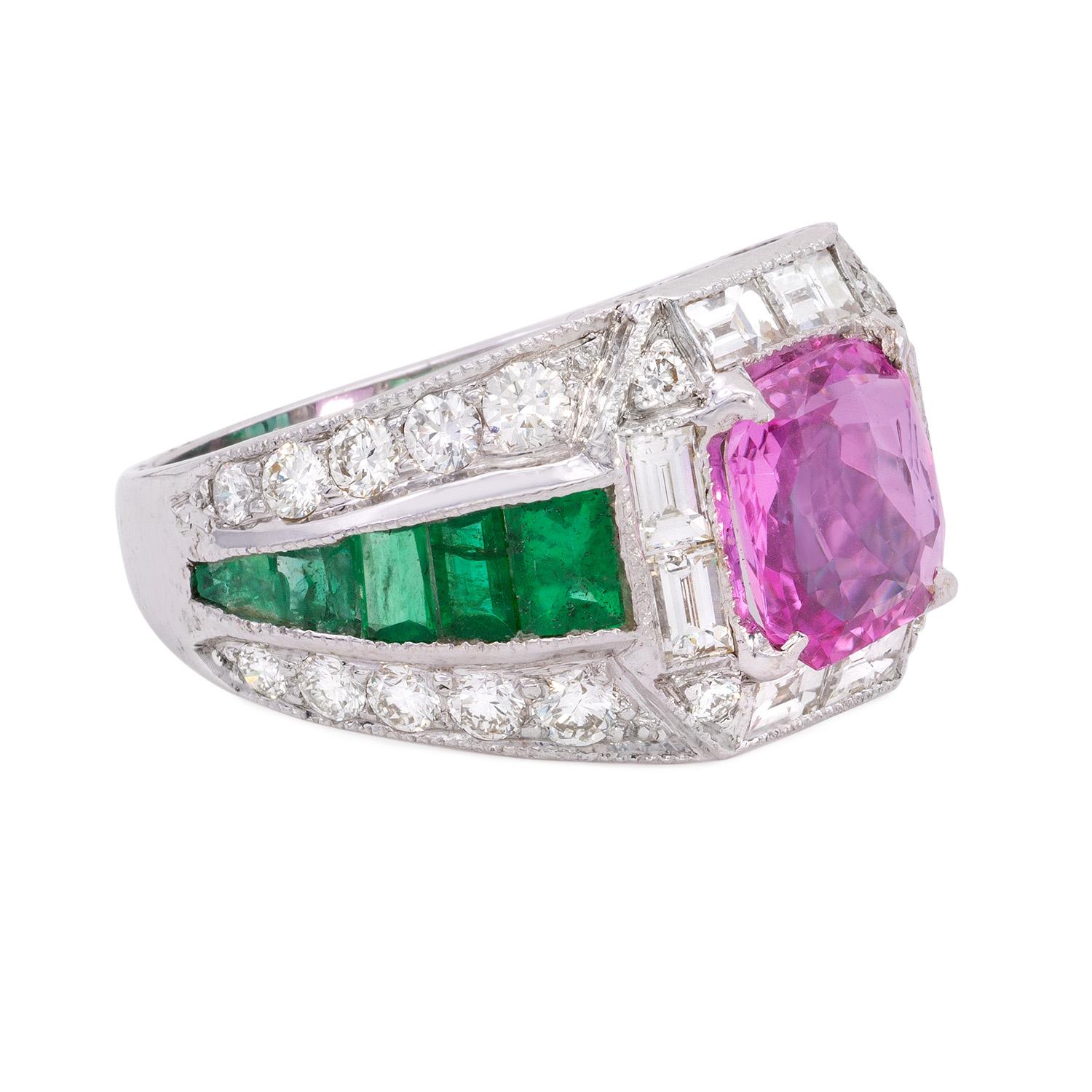 Werten Sie Ihre Schmucksammlung mit unserem atemberaubenden Ring mit rosa Saphiren und Smaragden auf, ein wahres Meisterwerk, das Sie in Szene setzt:



- Ein schillernder rosa Saphir im Rundschliff mit einem Gewicht von 0,57 Karat sorgt für einen