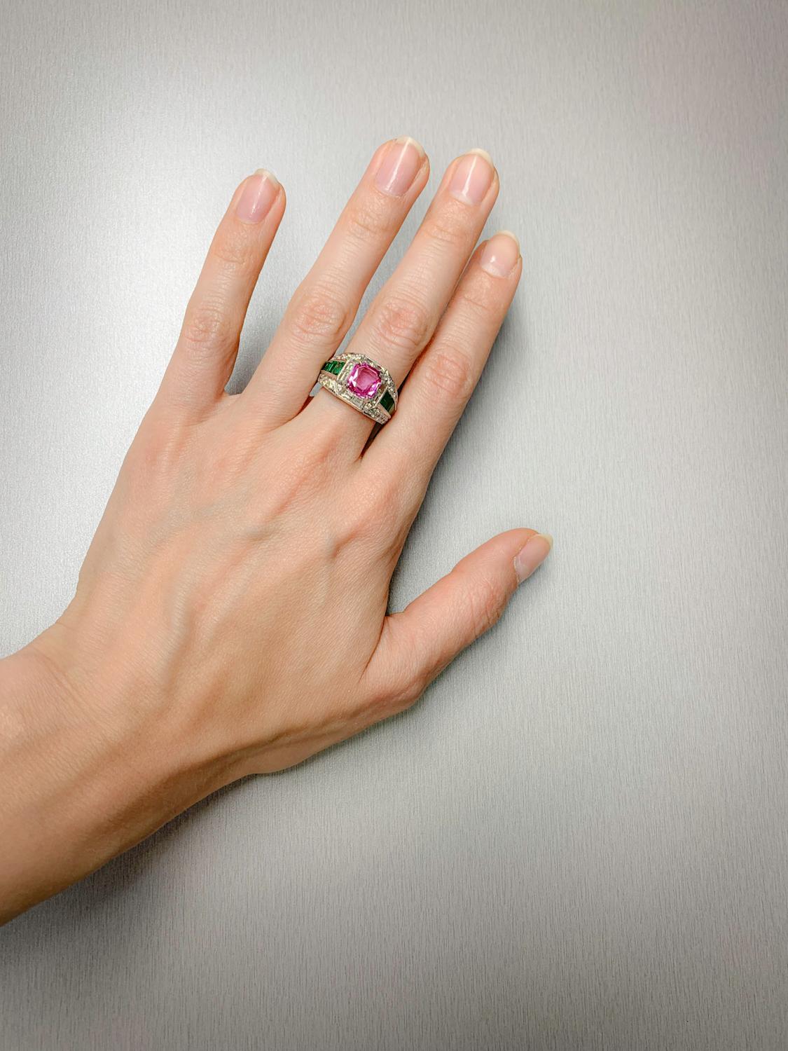 2,09 Karat rosa Saphir & 2,05 Karat Smaragd Diamantring (Moderne) im Angebot