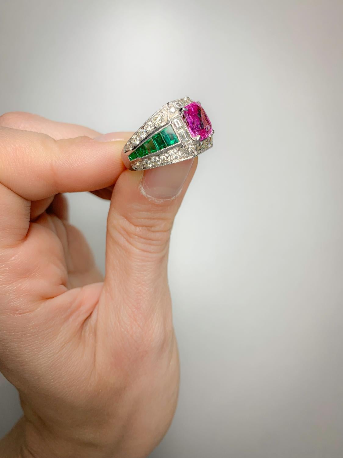 2,09 Karat rosa Saphir & 2,05 Karat Smaragd Diamantring (Smaragdschliff) im Angebot