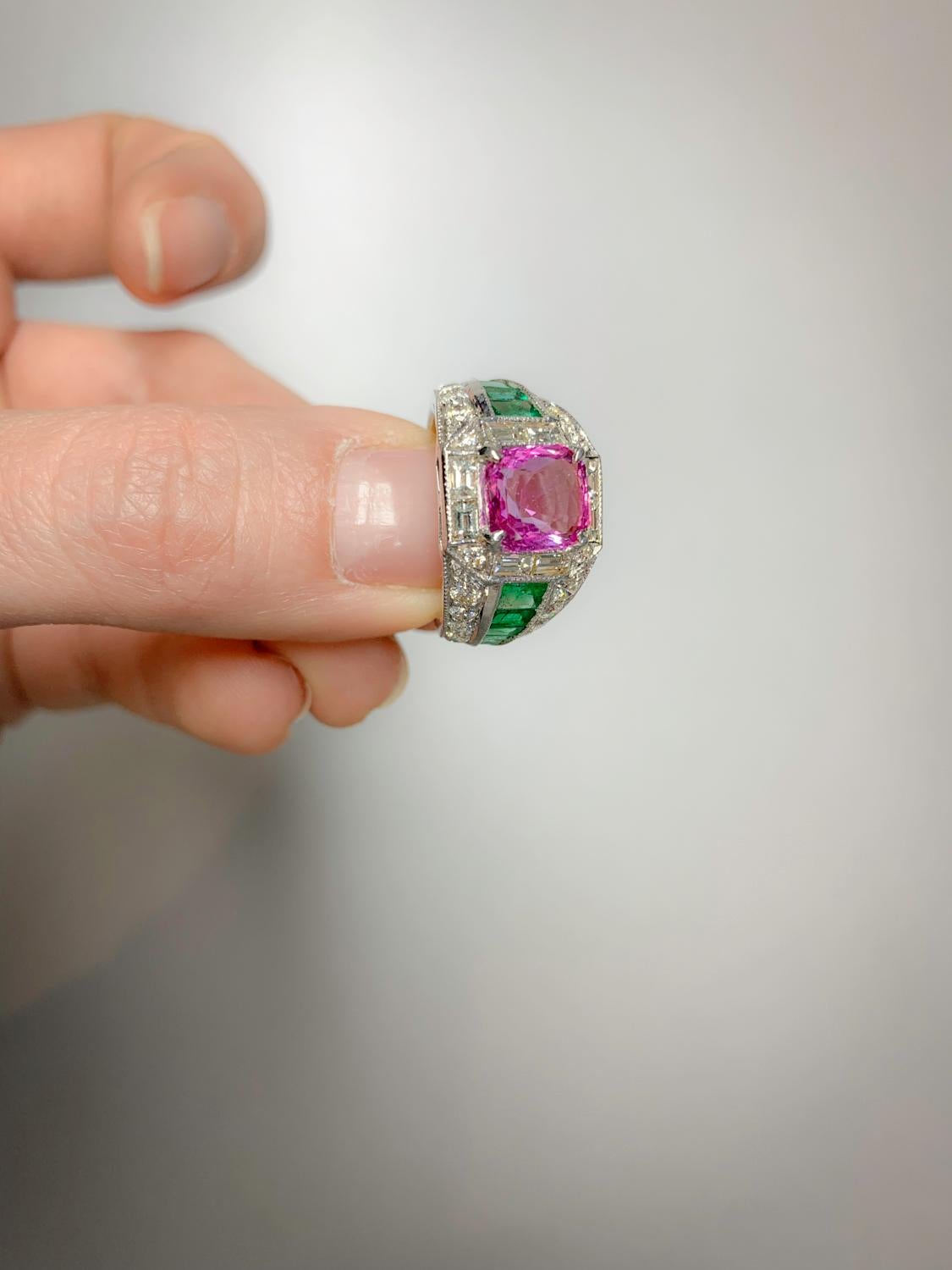 2.09 Carat Pink Sapphire & 2.05 Carat Emerald Diamond Ring In New Condition For Sale In New York, NY