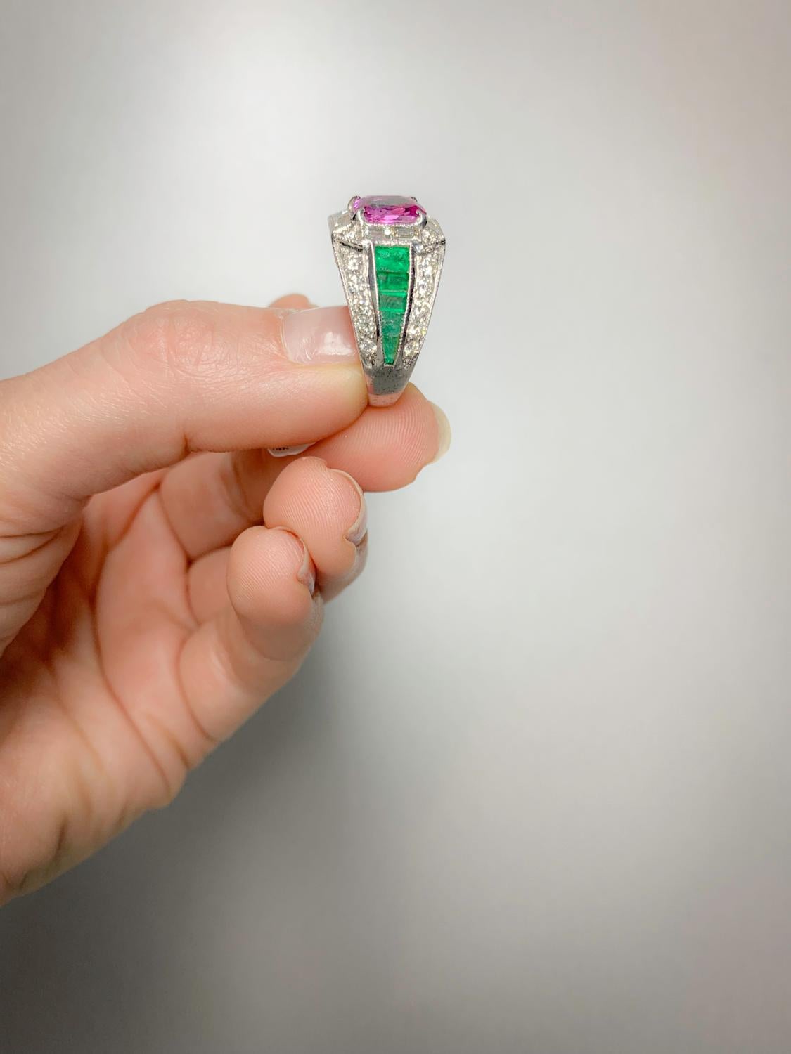 2,09 Karat rosa Saphir & 2,05 Karat Smaragd Diamantring für Damen oder Herren im Angebot