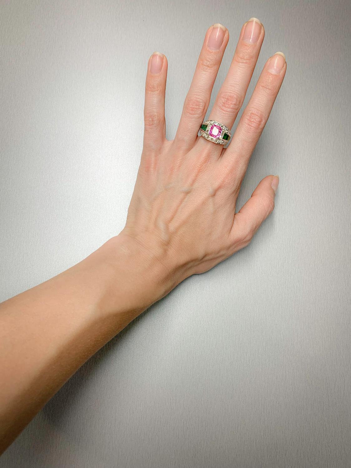 2,09 Karat rosa Saphir & 2,05 Karat Smaragd Diamantring im Angebot 2