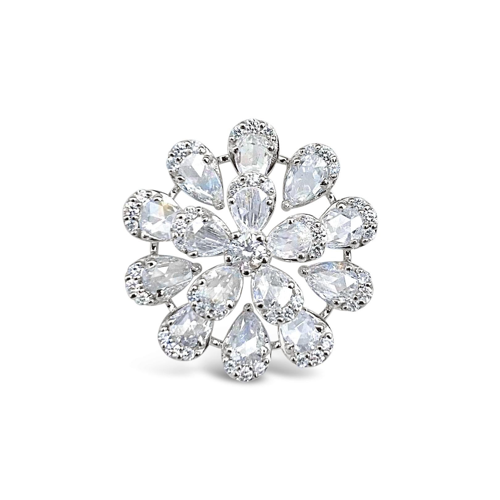 Nous vous présentons notre pendentif en diamant unique et à couper le souffle. Ce design unique est un symbole d'opulence et d'individualité qui met en valeur l'éclat intemporel des diamants avec une ingéniosité et un design brillants. 
Ce pendentif