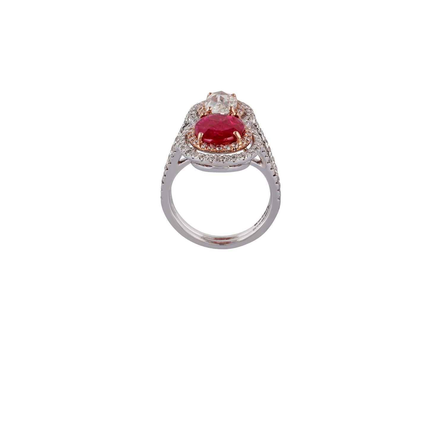 Il s'agit d'une bague exclusive à rubis et diamants comprenant un rubis du Mozambique de forme ovale taillé en rose de 2,09 carats, un diamant de forme ovale taillé en rose de 0,98 carat et 109 diamants ronds taillés en brillant de 1,12 carat. La