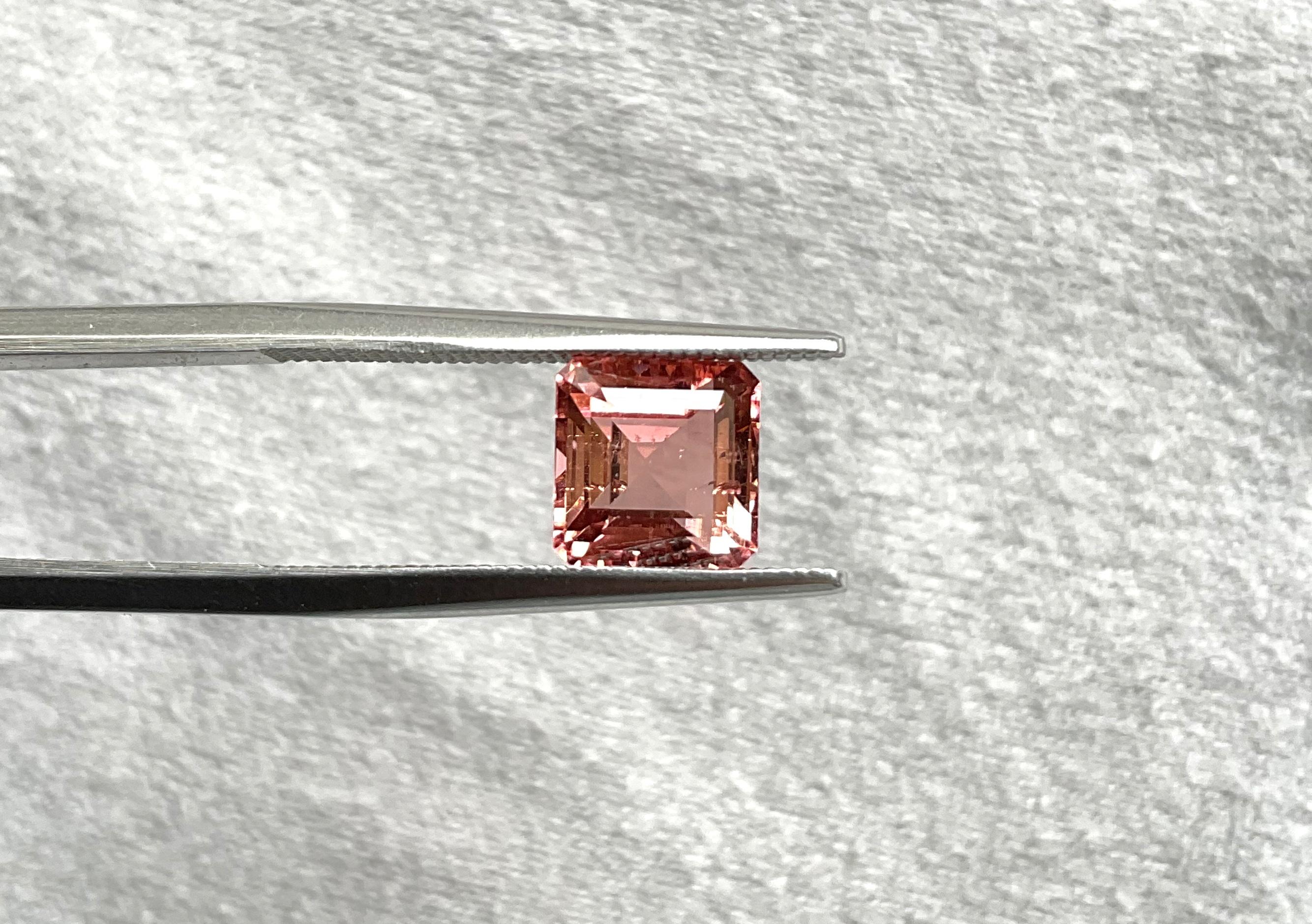 Pierre octogonale taille facettée rose pêche de 2,09 carats de qualité naturelle

Pierre précieuse - Tourmaline
Poids - 2,09 carats
Forme - Octogone
Taille - 7x7x5 MM
Pièces - 1