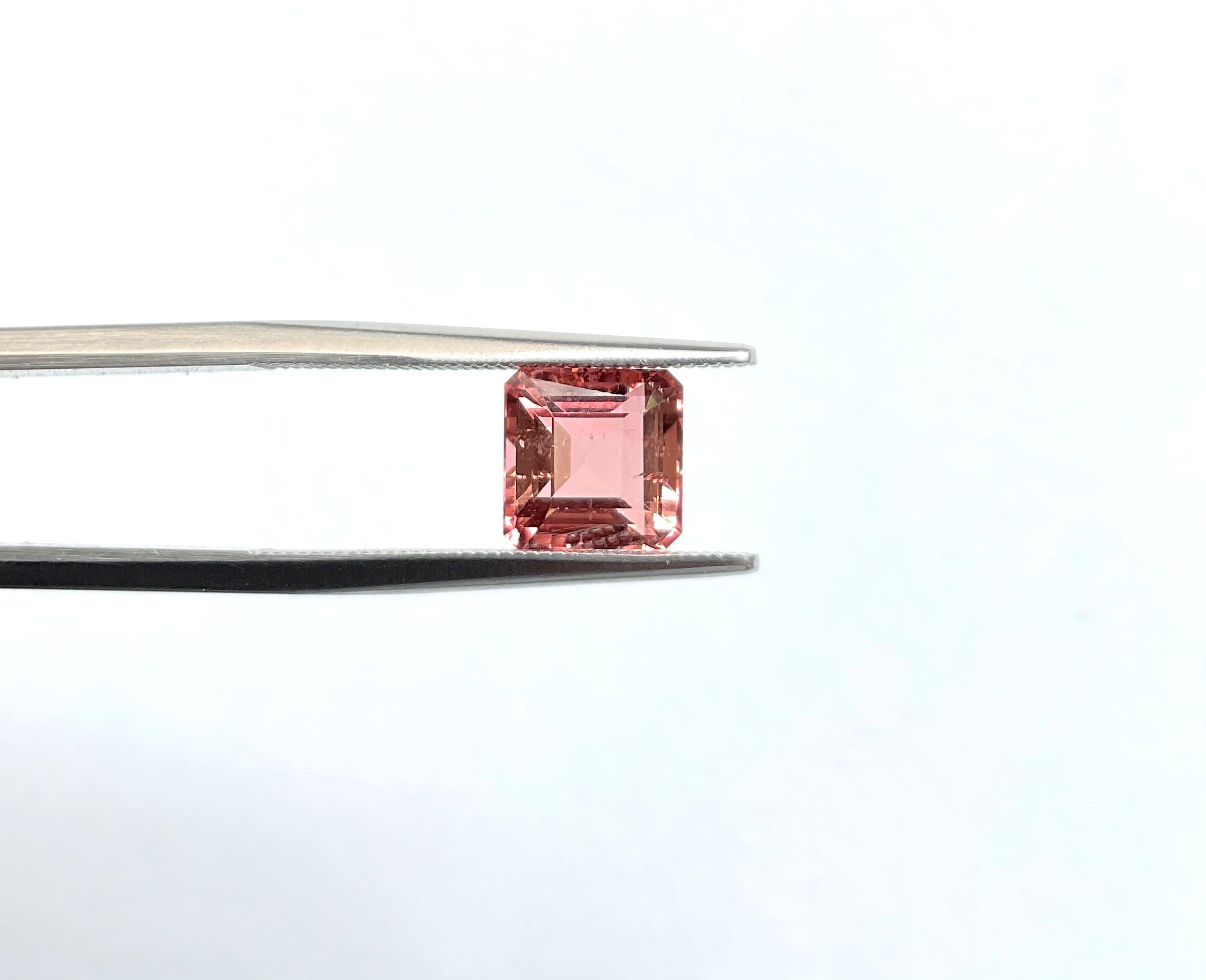Art déco Pierre octogonale taille facettée rose pêche de 2,09 carats de qualité naturelle en vente