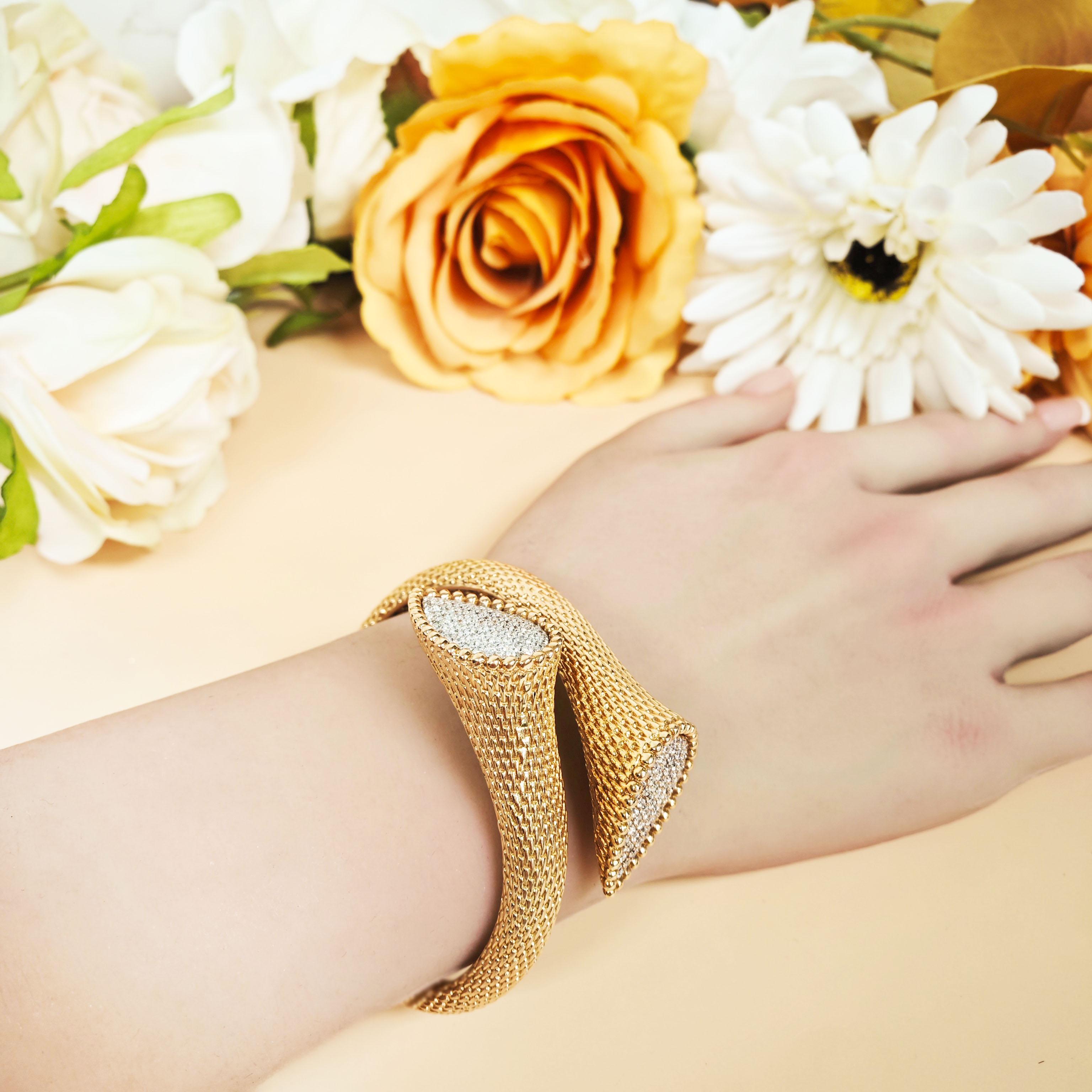 2.09 Carats Pink and White Diamond Rose Gold Bangle In New Condition For Sale In New York, NY