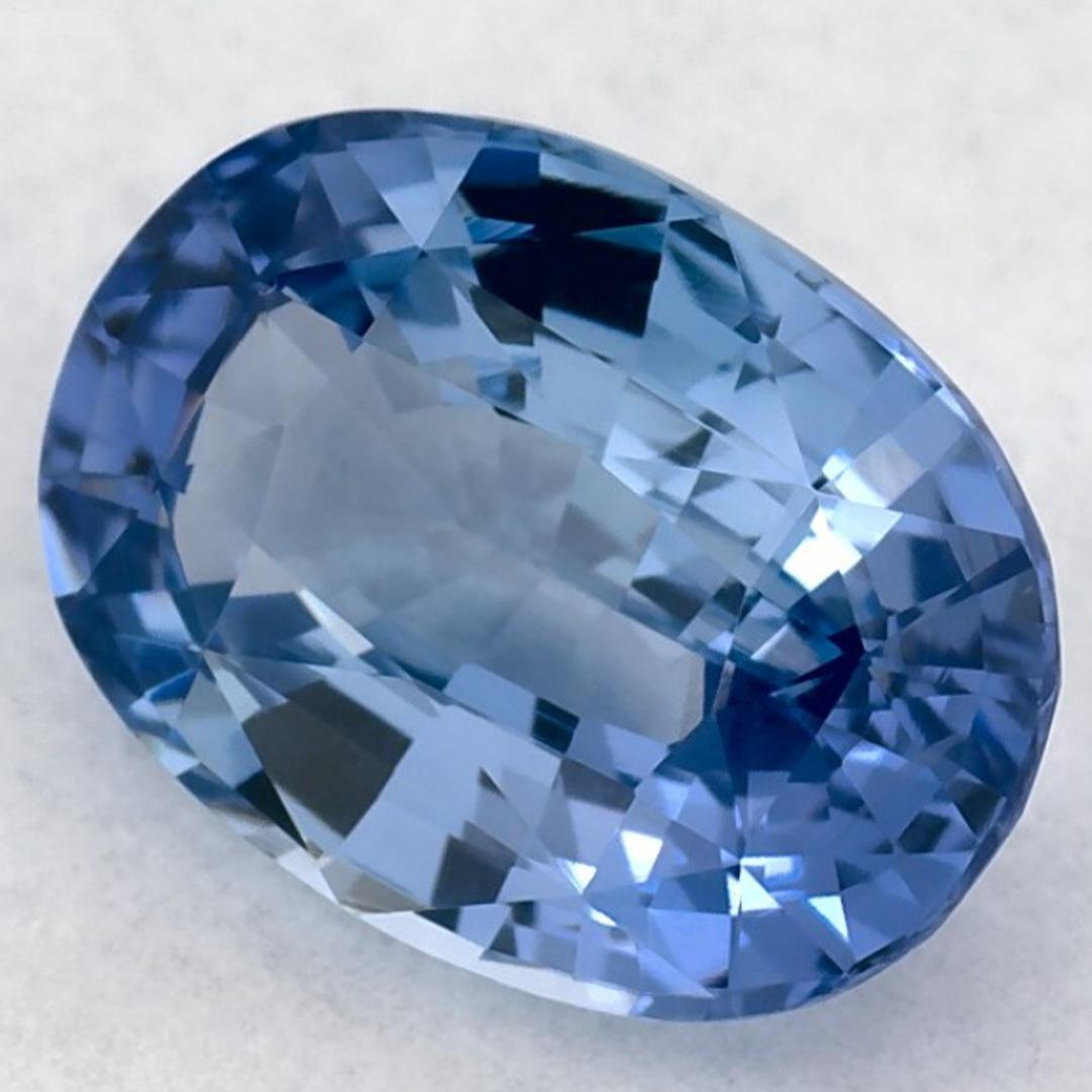 Este zafiro azul natural ofrece elegancia y sofisticación. Con su rica saturación de color y su corte preciso, es la pieza central perfecta para un anillo de compromiso o un diseño de joyería de lujo.

Este zafiro procede de Sri Lanka (Ceilán),