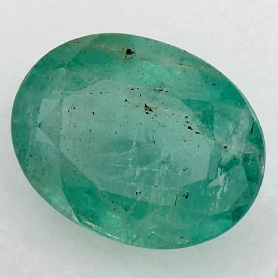 Con una vibrante tonalità di colore verde, la pietra natale di maggio è un simbolo della rinnovata crescita primaverile. 
Tutte le nostre gemme sono naturali e autentiche. La certificazione può essere fornita su richiesta a un costo