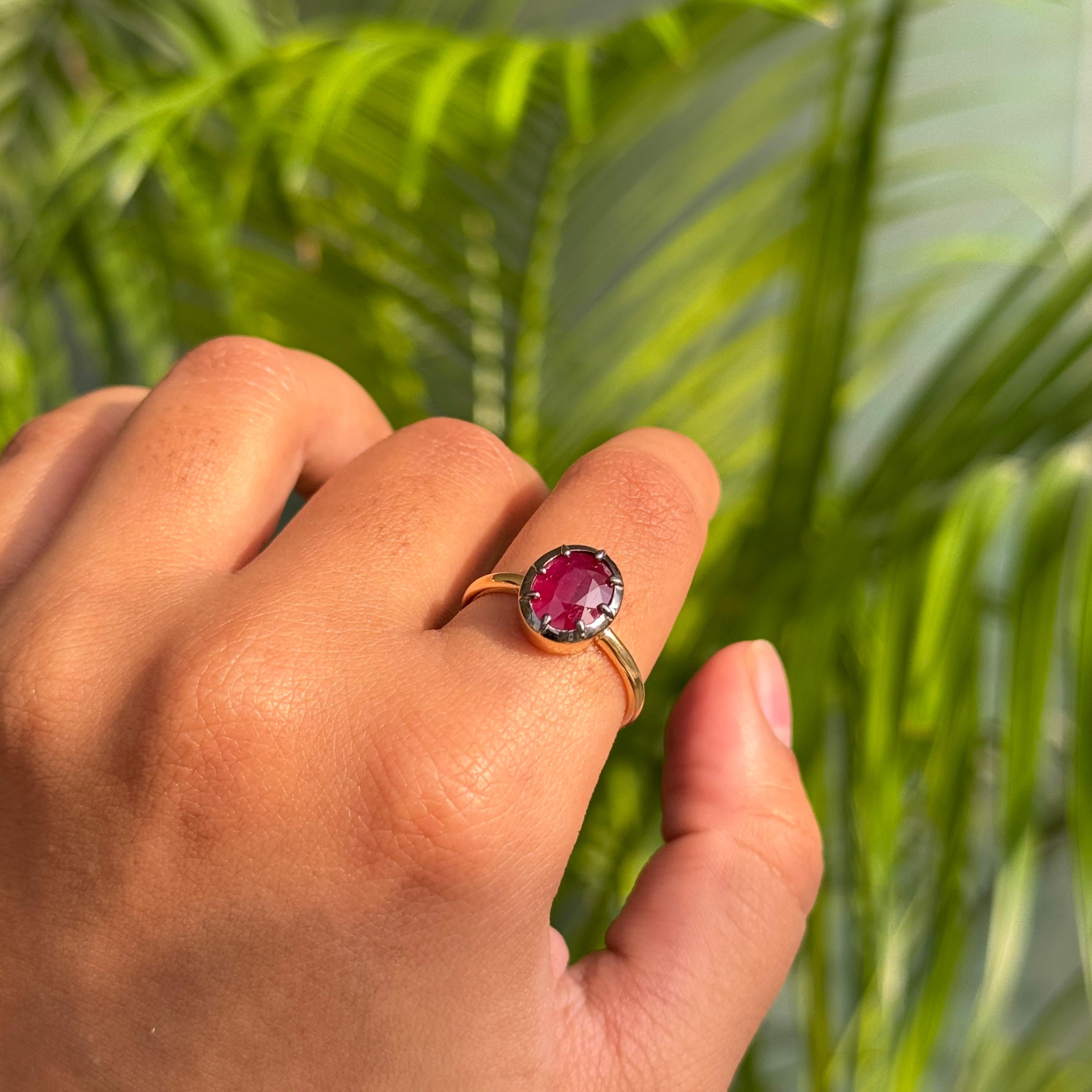 Im Angebot: 2.09 Ct Oval Cut Red Ruby Solitär Ring in 18K Gelbgold mit schwarzem Rhodium () 10