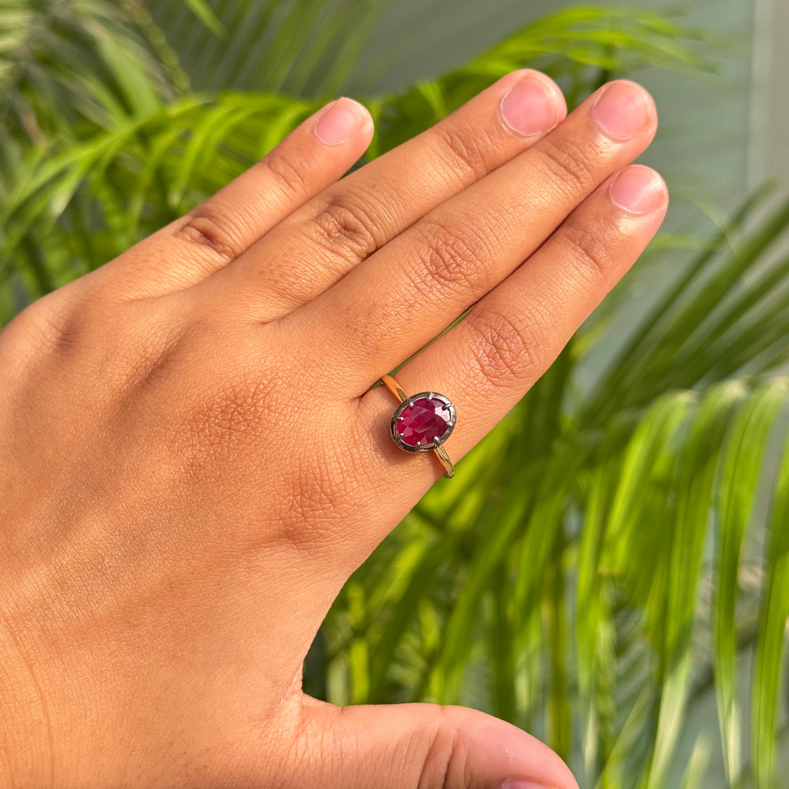 Im Angebot: 2.09 Ct Oval Cut Red Ruby Solitär Ring in 18K Gelbgold mit schwarzem Rhodium () 13