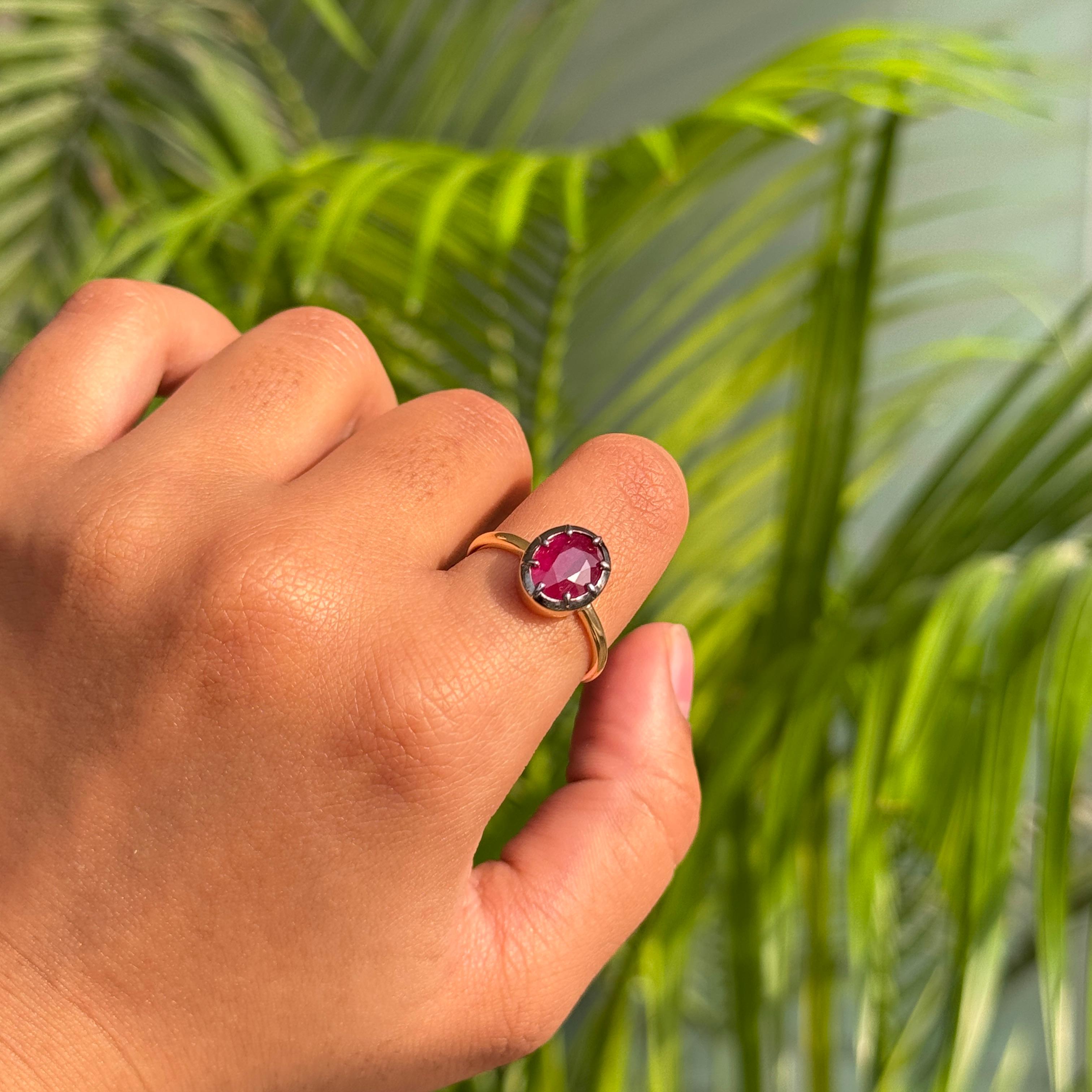 Im Angebot: 2.09 Ct Oval Cut Red Ruby Solitär Ring in 18K Gelbgold mit schwarzem Rhodium () 14