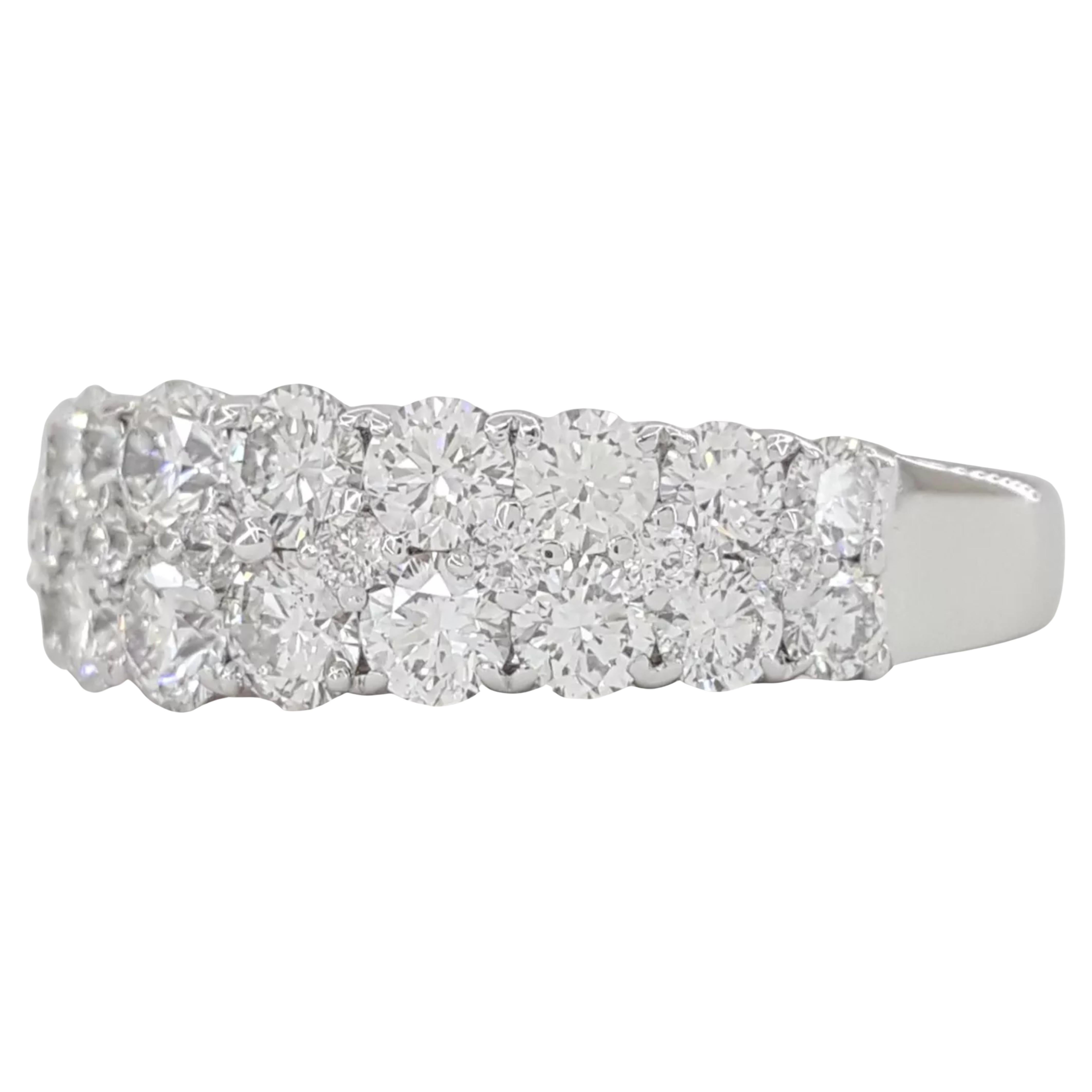 Fascia nuziale con diamante taglio brillante rotondo da 2,09 CT a due file in oro bianco 14 carati

Celebra l'amore e l'eleganza con questa splendida fede con diamante da 2,09 carati. Realizzato in oro bianco 14K, questo squisito pezzo presenta 32