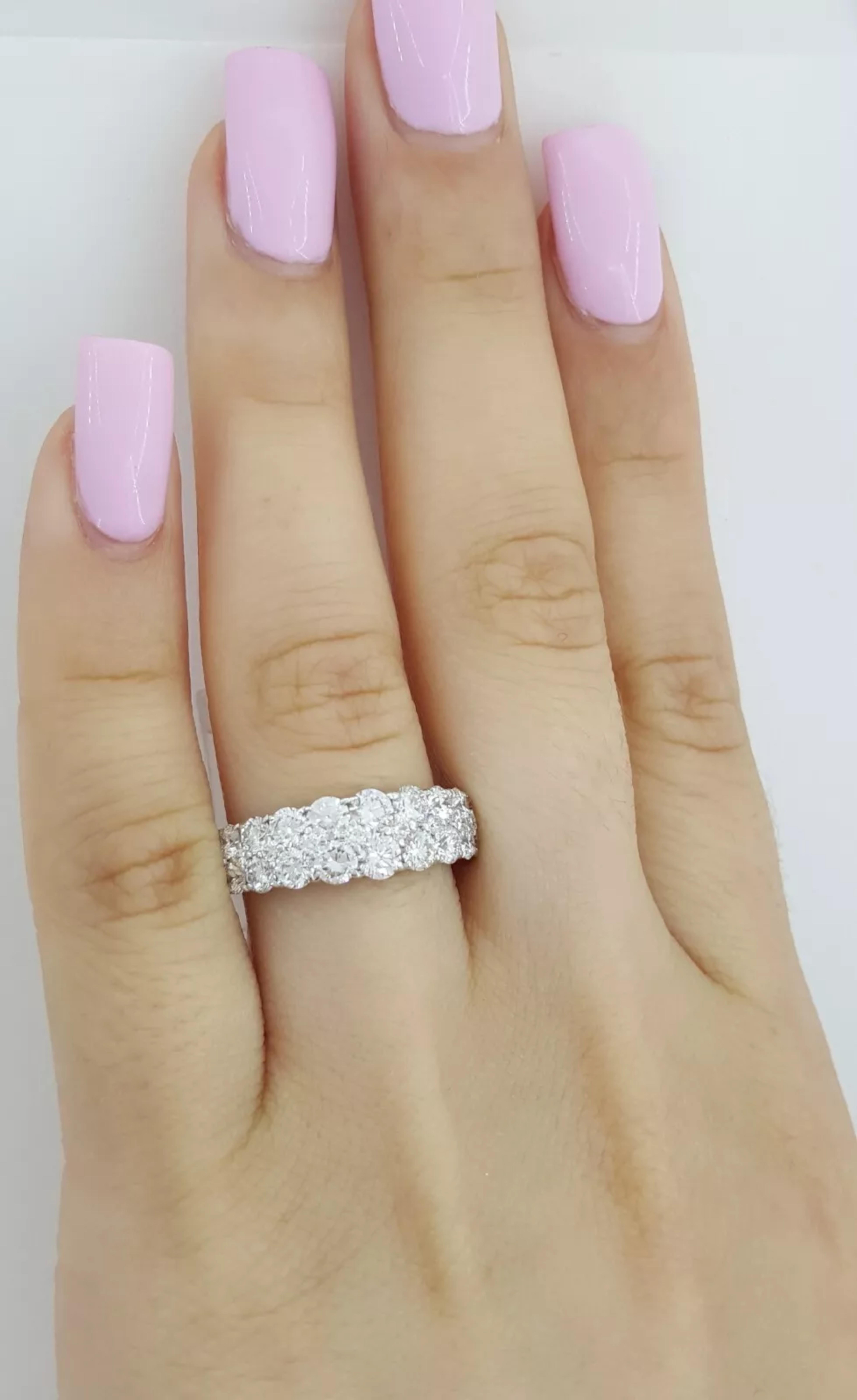 Fascia nuziale con diamante taglio brillante rotondo da 2,09 CT a due file in oro bianco 14 carati In condizioni Nuovo in vendita a Chicago, IL