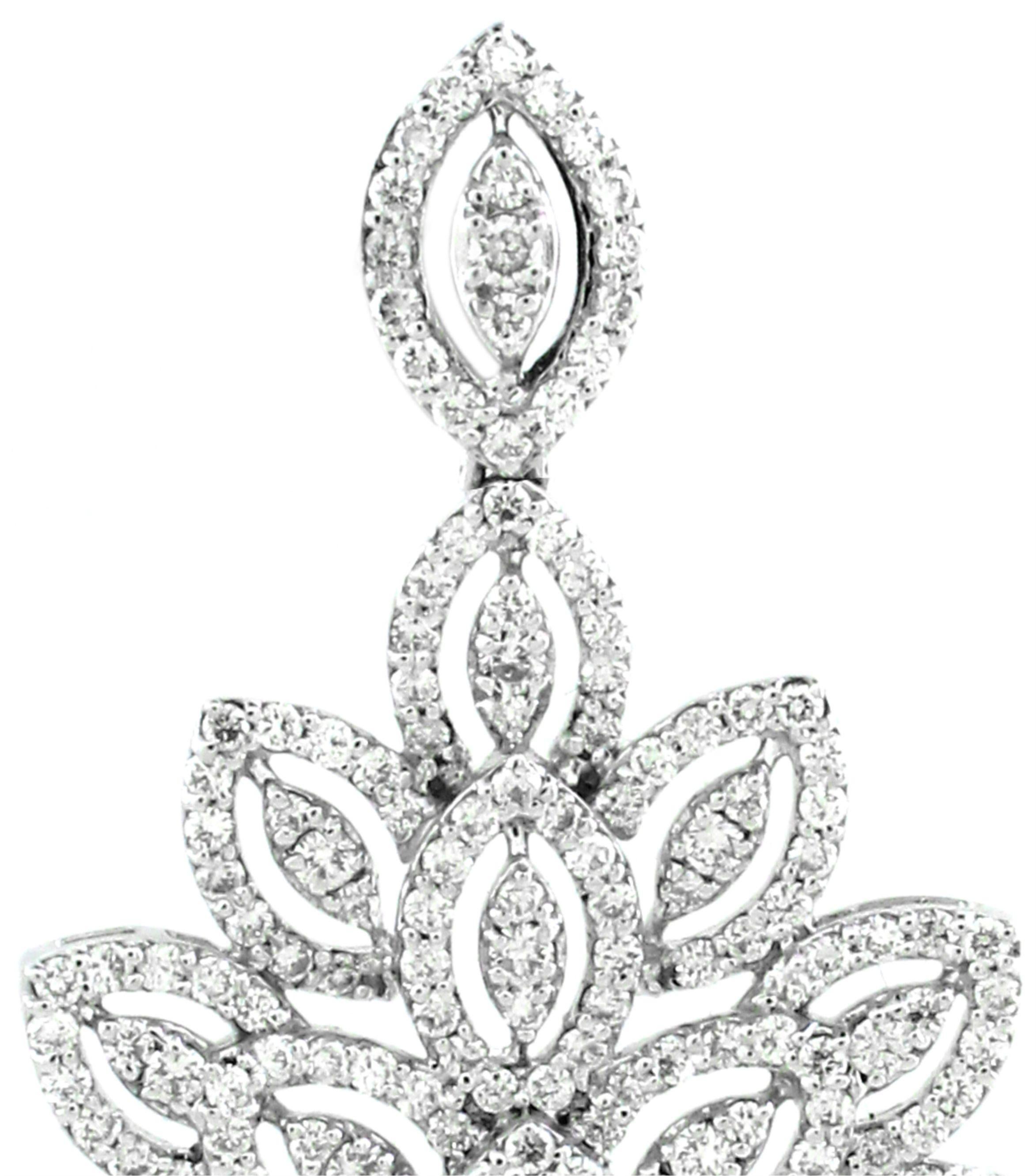 Voici notre pendentif exquis, un chef-d'œuvre d'élégance et de sophistication. Réalisée en or blanc 18k et pesant 11,25 grammes, cette superbe pièce est ornée de 308 diamants ronds blancs brillants, totalisant 2,09 carats. Chaque diamant est