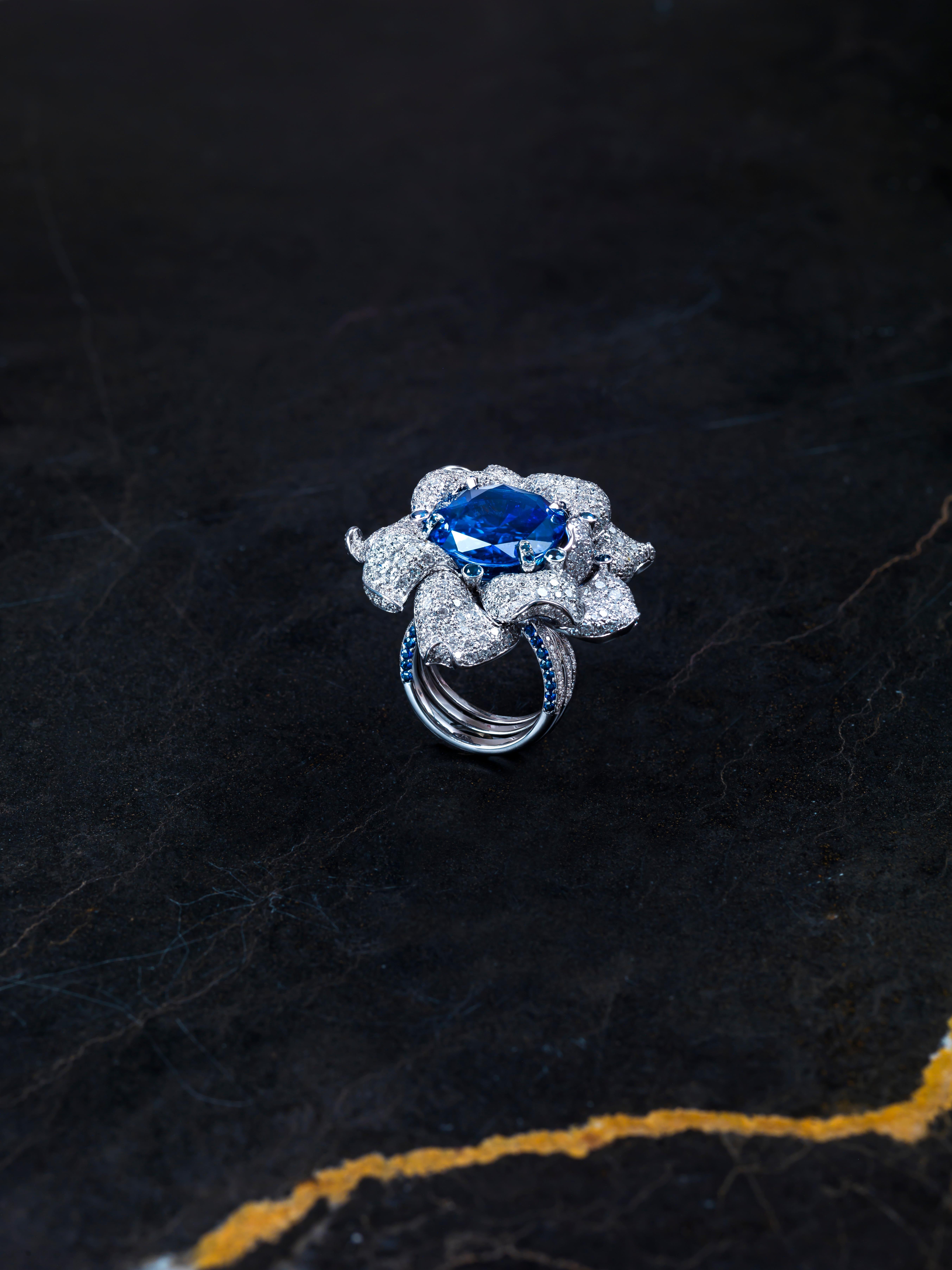 Chatila 20.93 Carat Non-Heated Ceylon Sapphire and Diamond Flower Ring In New Condition For Sale In London, GB