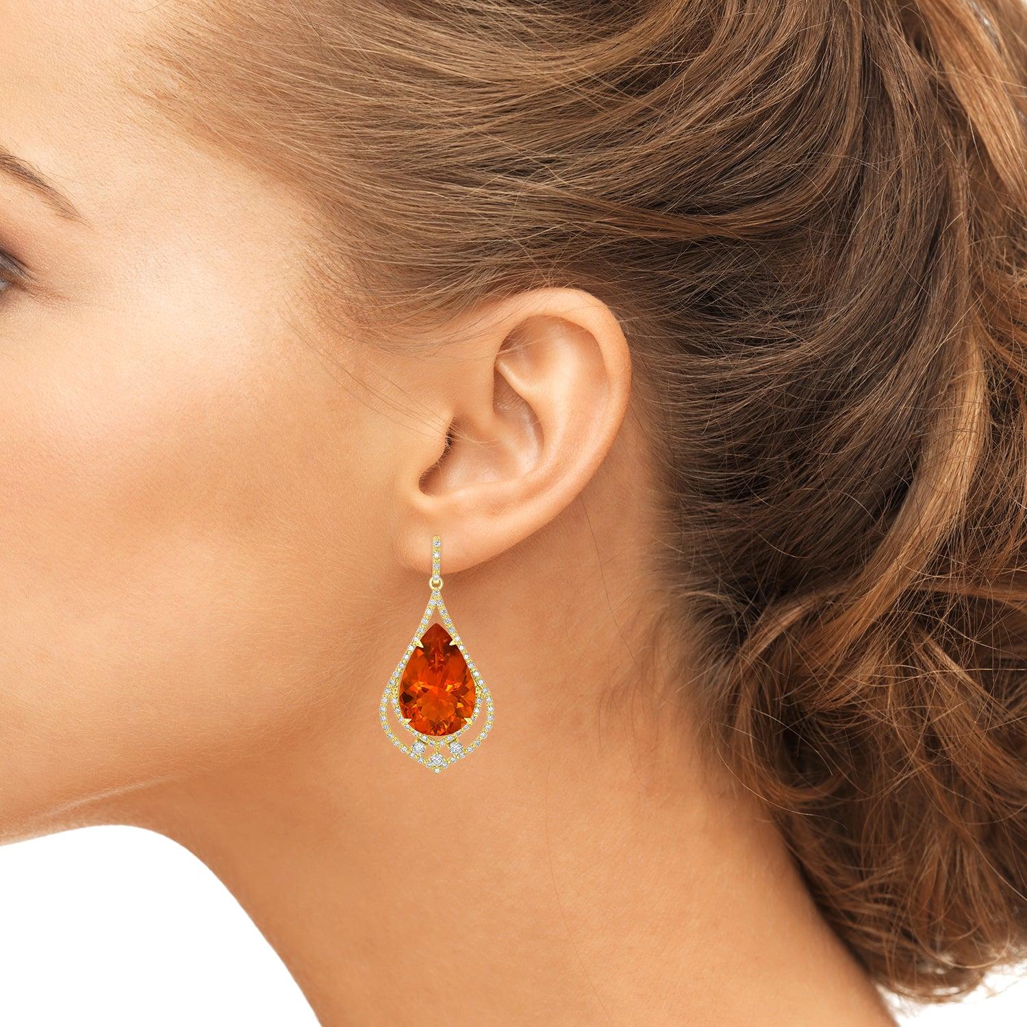 20.97tct Feueropal-Ohrring mit 1,72tct Diamanten in 18K Gelbgold gefasst (Tropfenschliff)