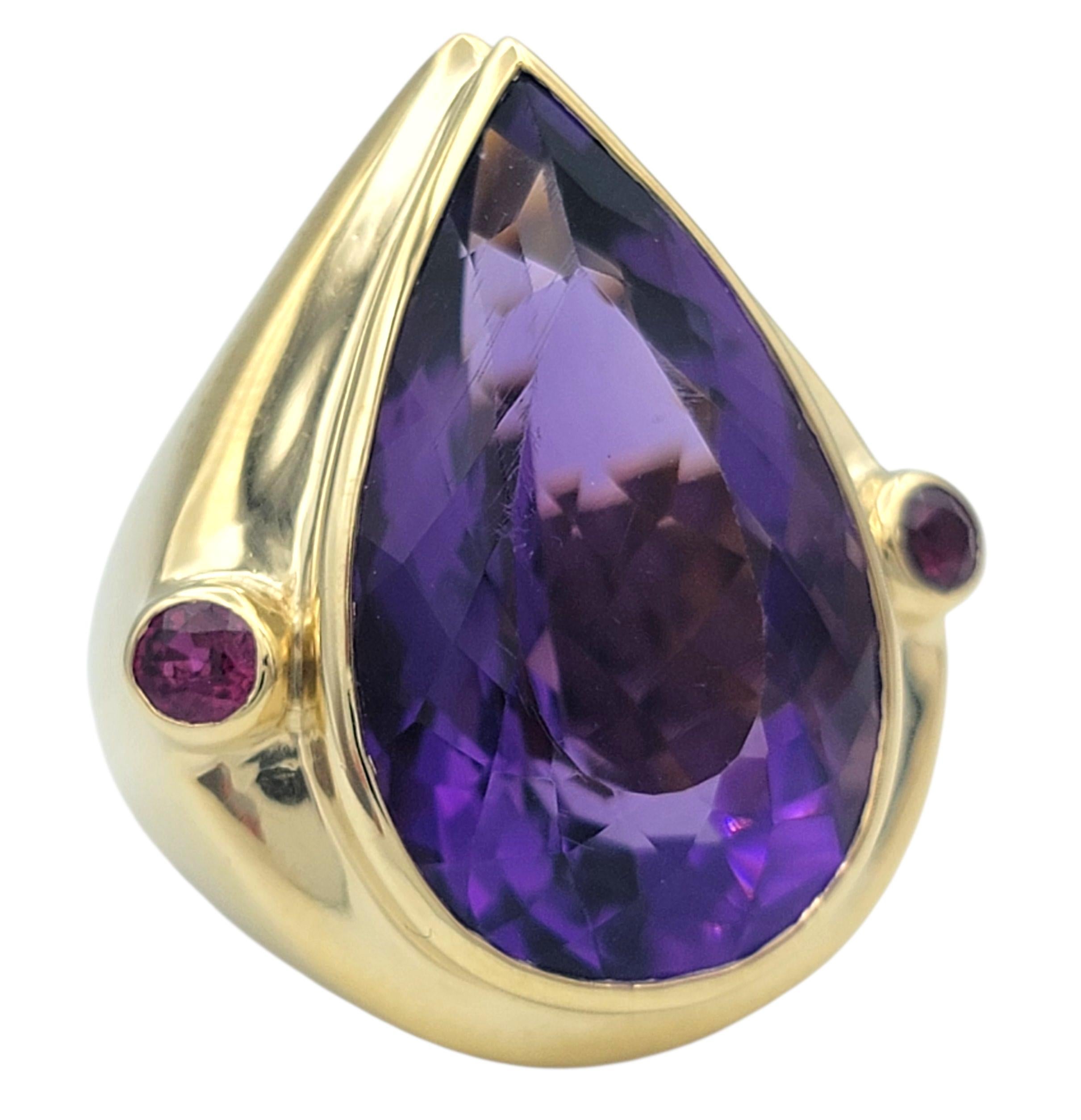 Contemporain 20.98 Bague cocktail en or jaune 14 carats avec améthyste poire et rubis en vente