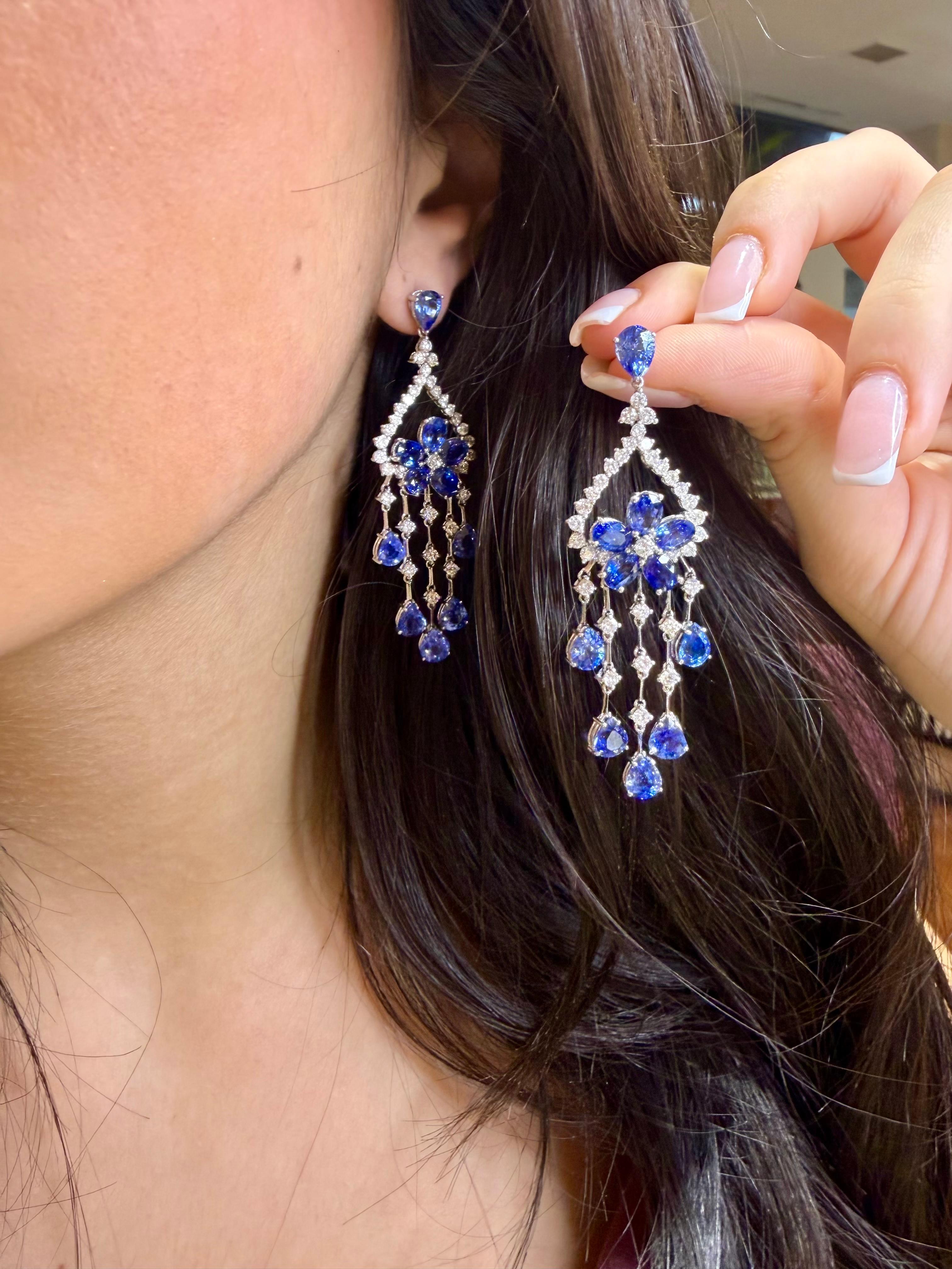 Uno spettacolare paio di orecchini chandelier con zaffiri naturali di Ceylon e diamanti, meticolosamente realizzati a mano in oro bianco 18 carati e progettati con la presenza, il colore e il movimento della vera alta gioielleria. Con una