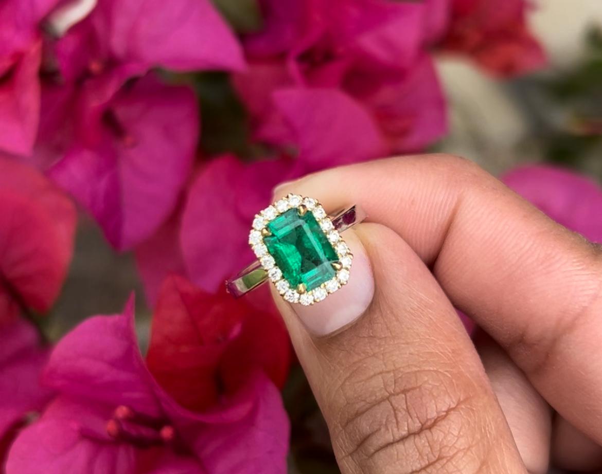 Bague émeraude taille émeraude 2,09 carats en platine avec or jaune 18 carats. Pour femmes en vente