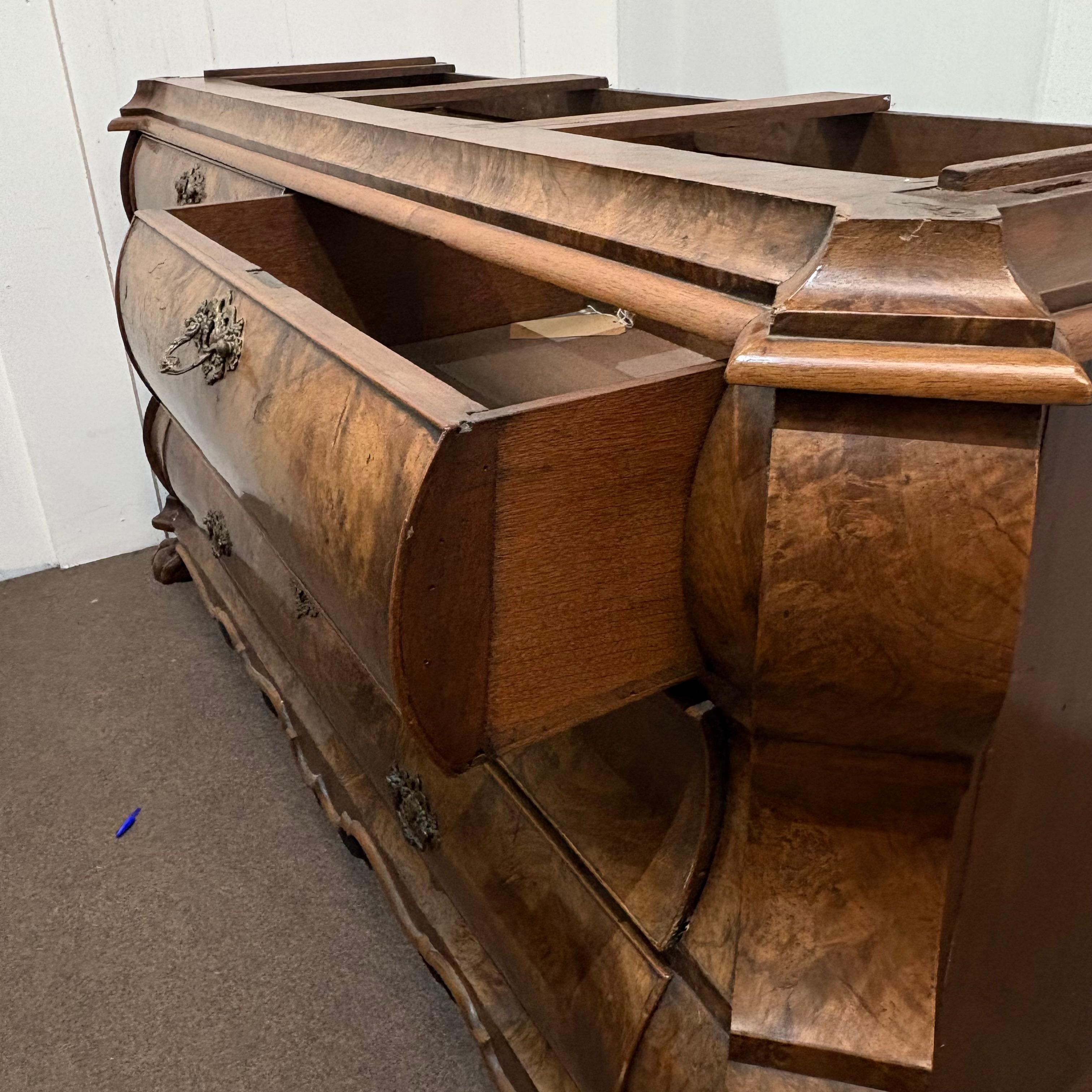 Prensa de lino de nogal holandés 20C con forma de bomba Colonial holandés en venta