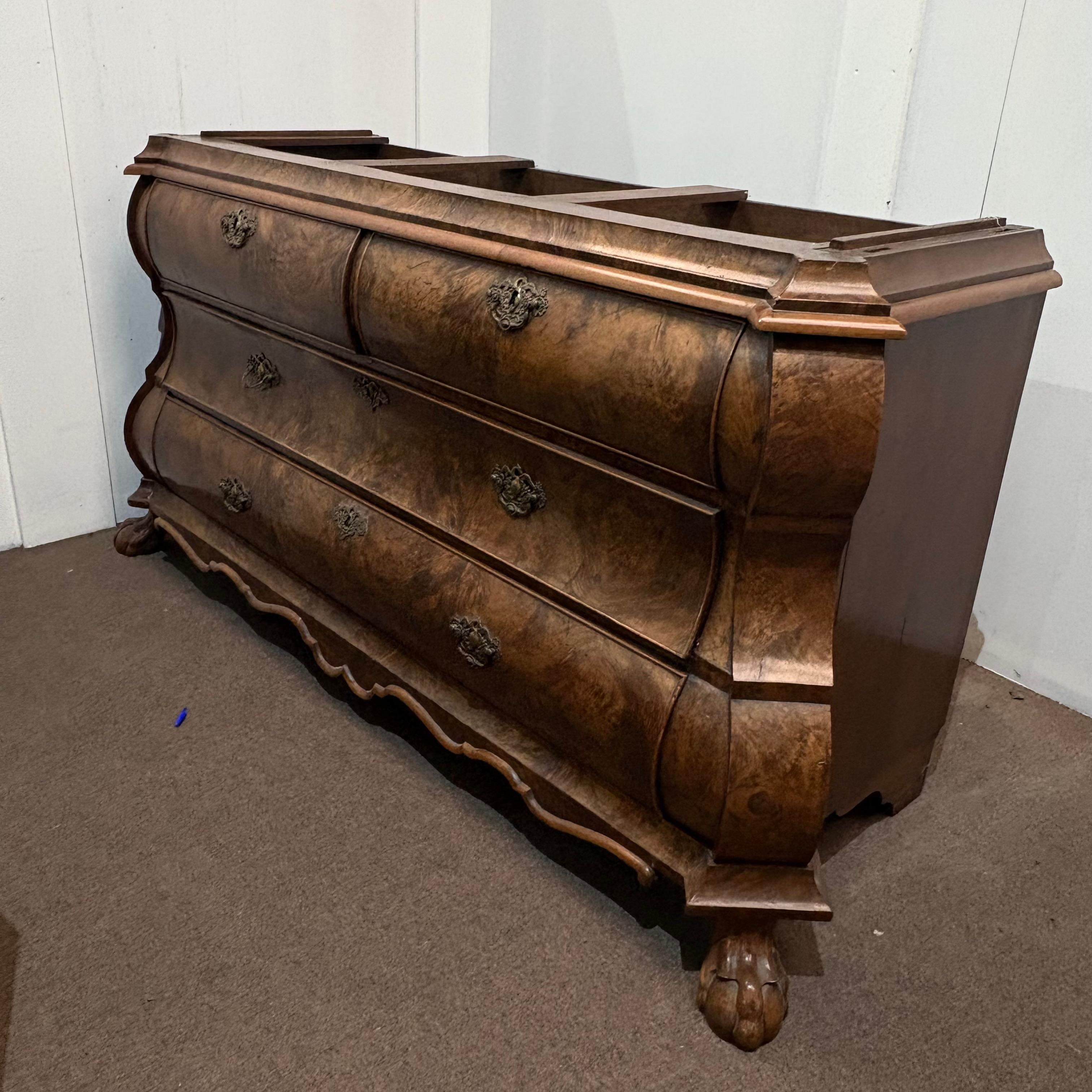 Prensa de lino de nogal holandés 20C con forma de bomba Holandés en venta