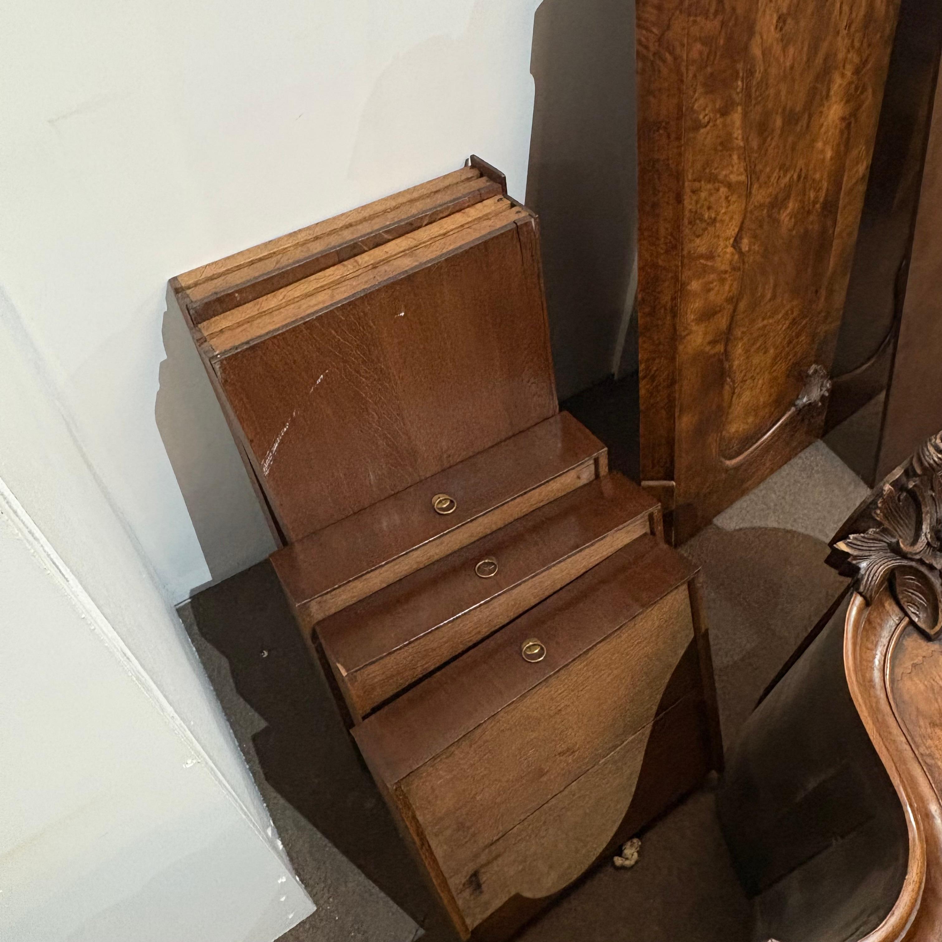 Prensa de lino de nogal holandés 20C con forma de bomba siglo XX en venta