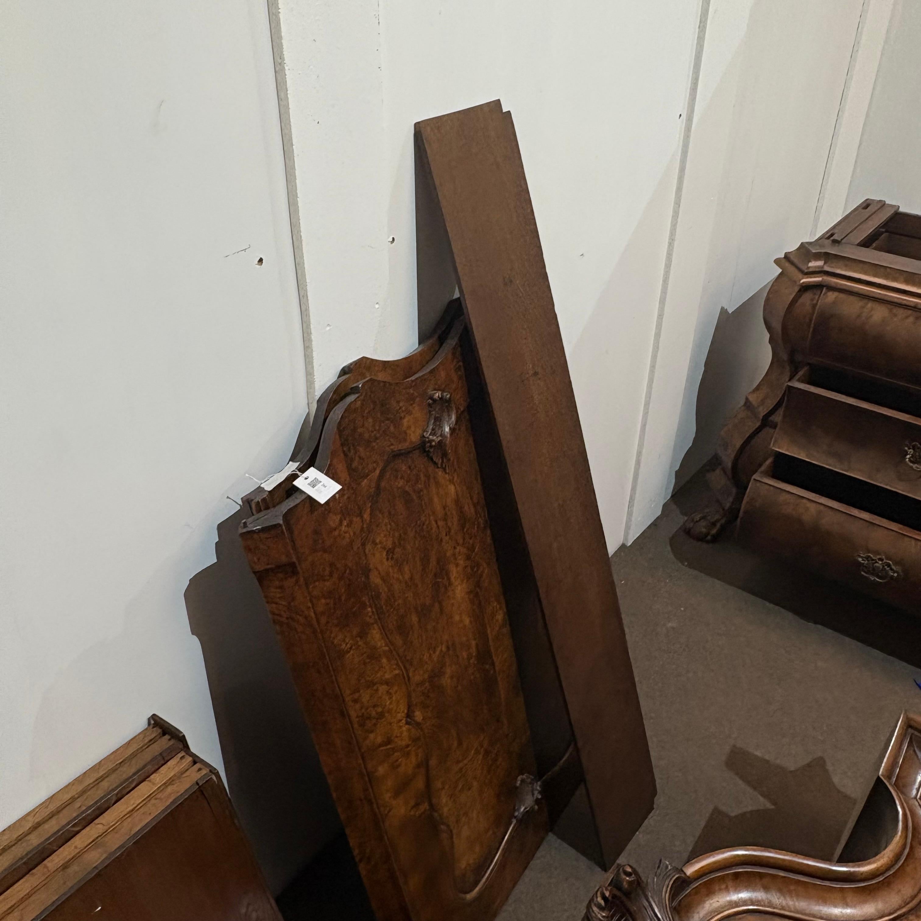 Prensa de lino de nogal holandés 20C con forma de bomba en venta 2