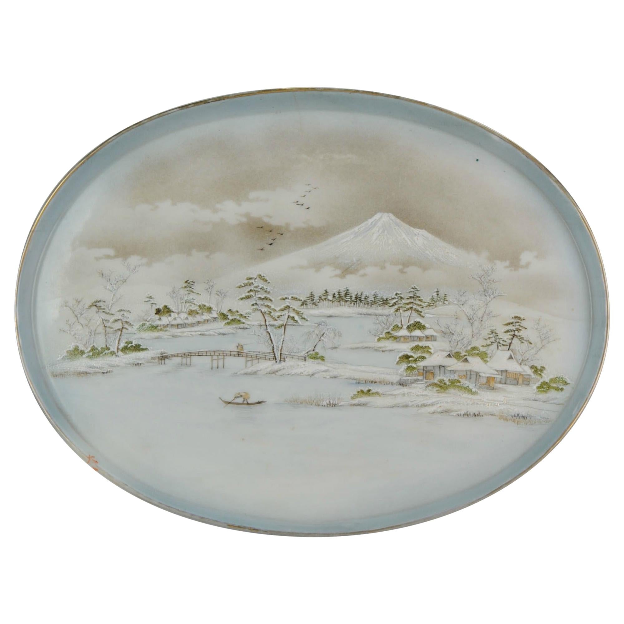 Assiette de présentation Meiji Taisho en porcelaine japonaise du 20ème siècle marquée Paysage Fuji