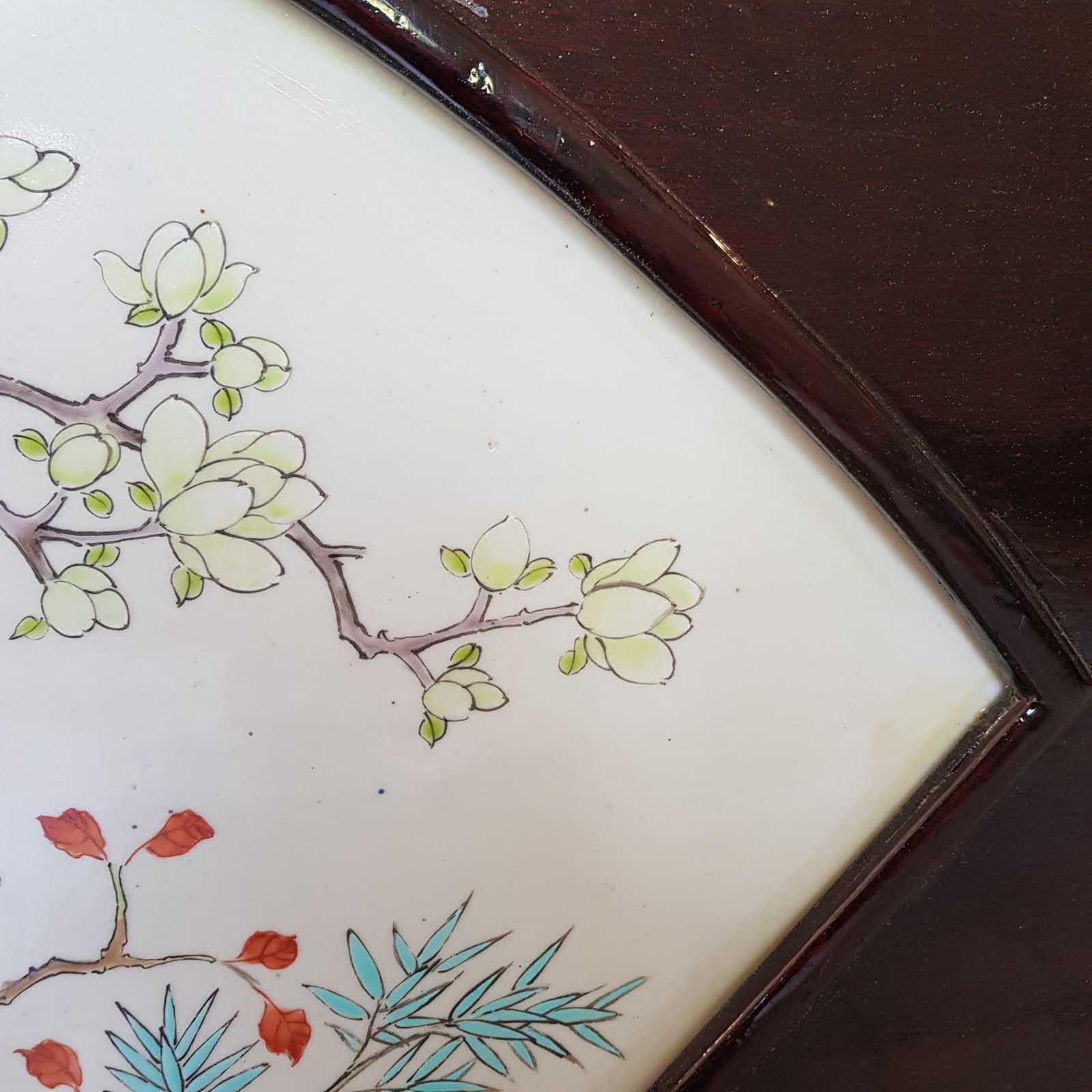 Grande placca cinese in porcellana che dipinge galli in giardino con calligrafia in vendita 4