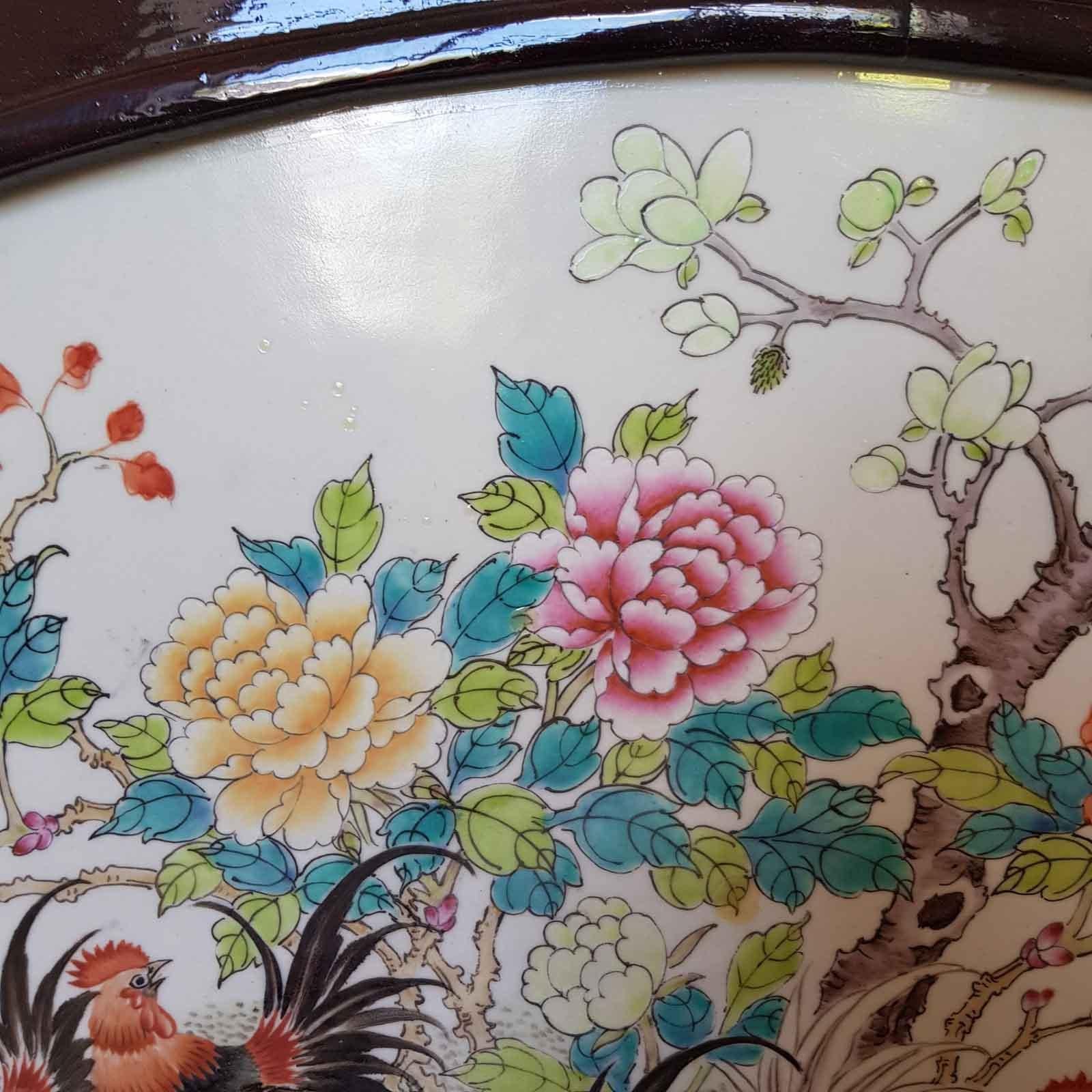 Großes chinesisches Porzellanplakat, Gemälde von Hahnen in Gartenkalligrafie im Angebot 6