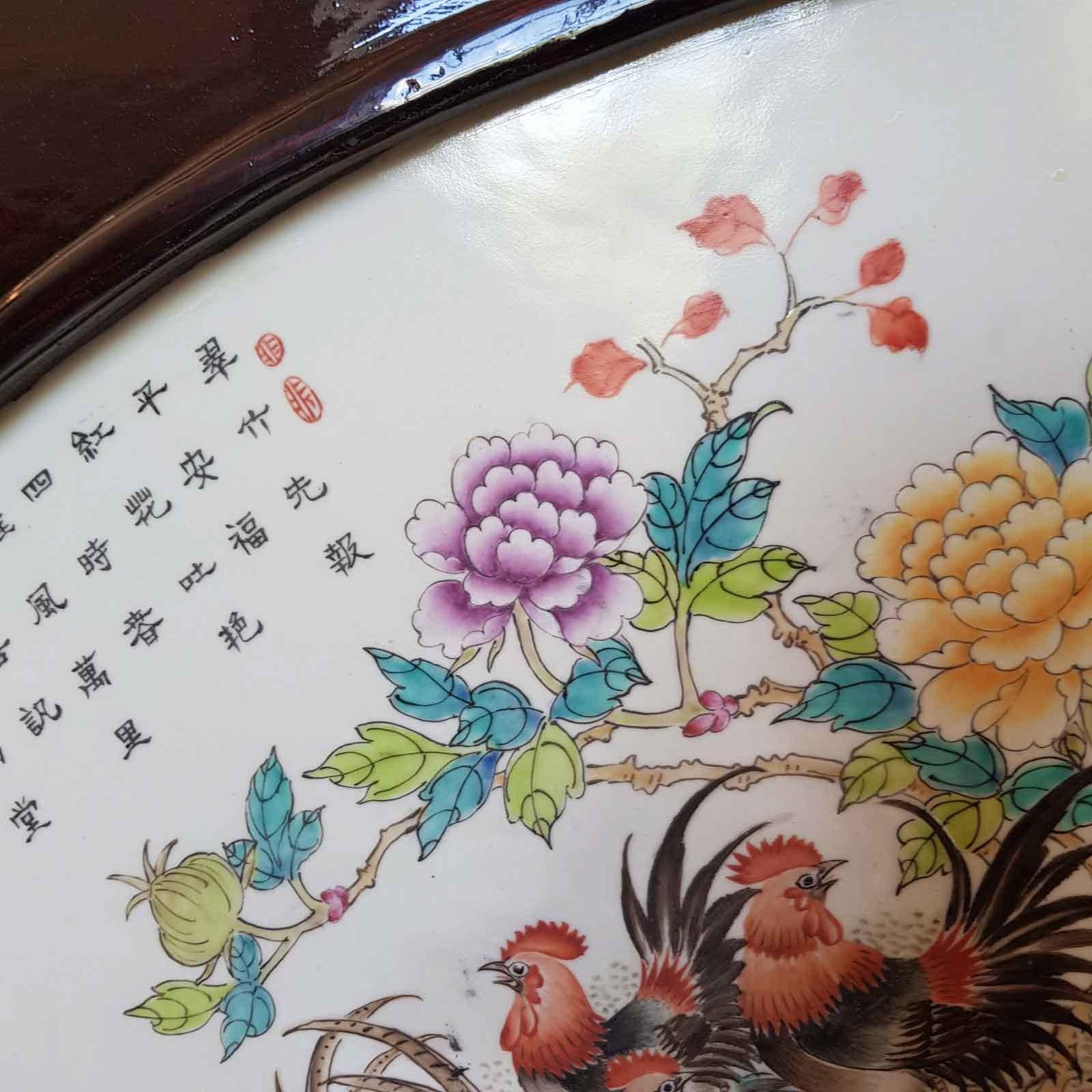 Grande peinture sur plaque en porcelaine chinoise du 20e siècle représentant des coqs dans un jardin, calligraphie en vente 6