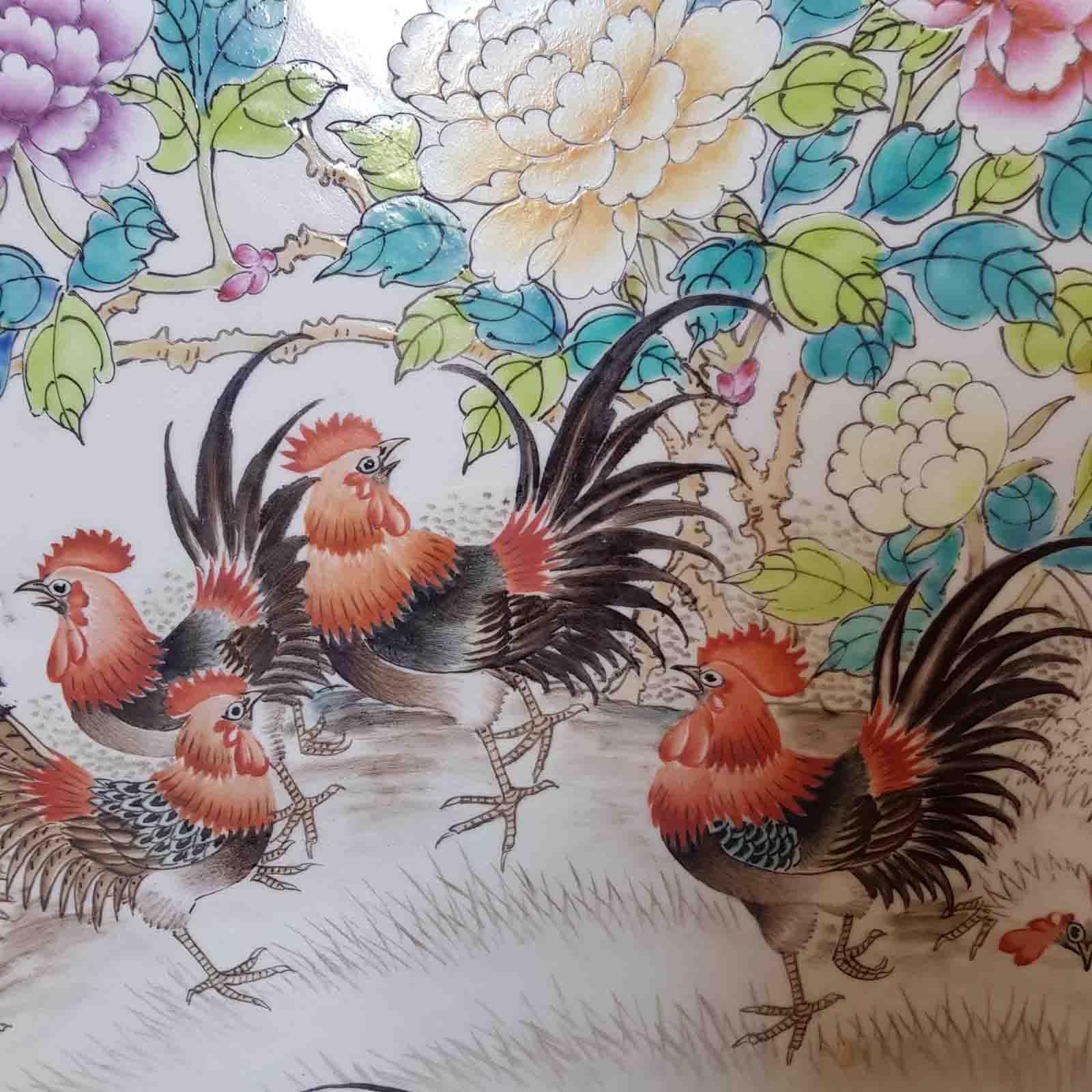 Großes chinesisches Porzellanplakat, Gemälde von Hahnen in Gartenkalligrafie im Angebot 11
