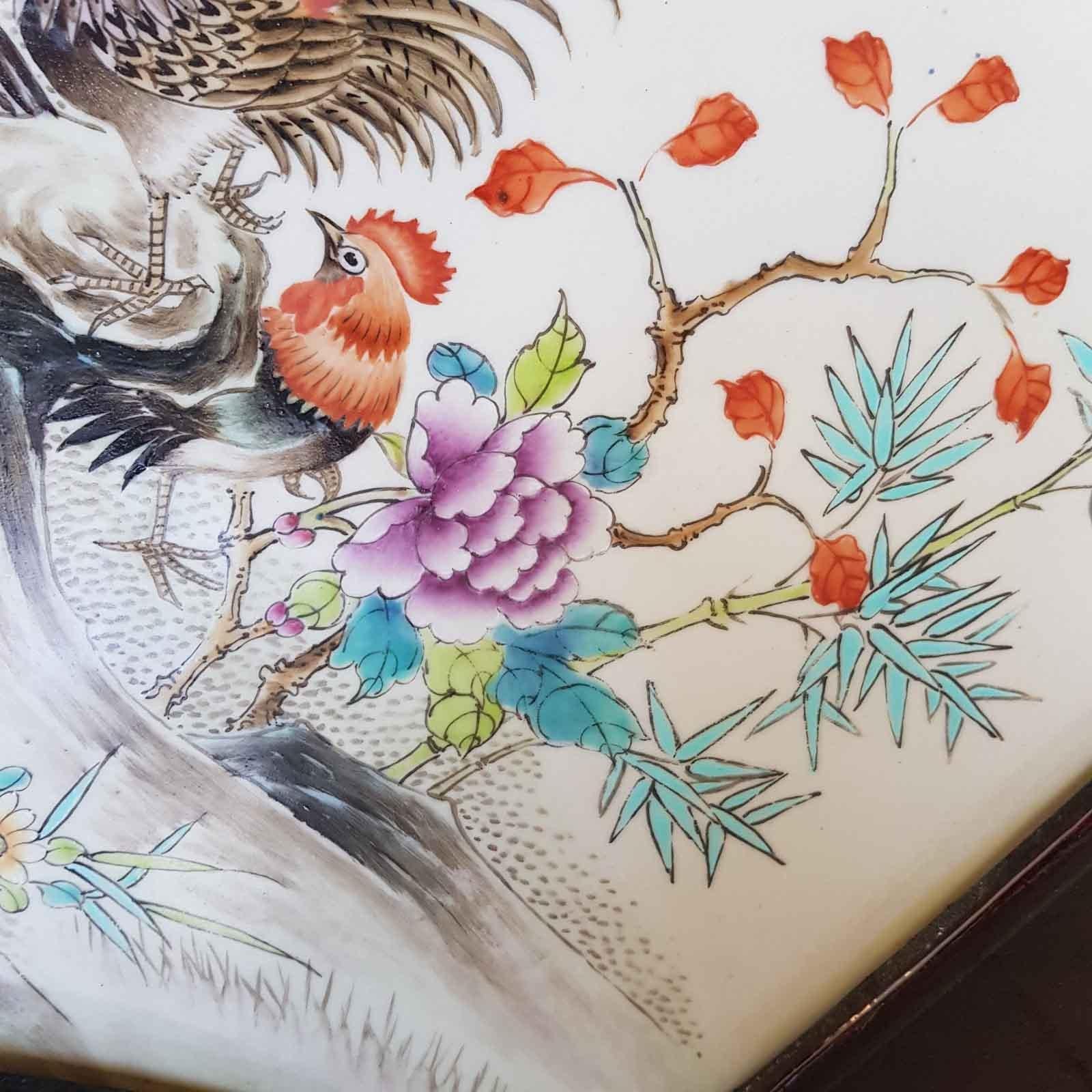 Grande peinture sur plaque en porcelaine chinoise du 20e siècle représentant des coqs dans un jardin, calligraphie en vente 11