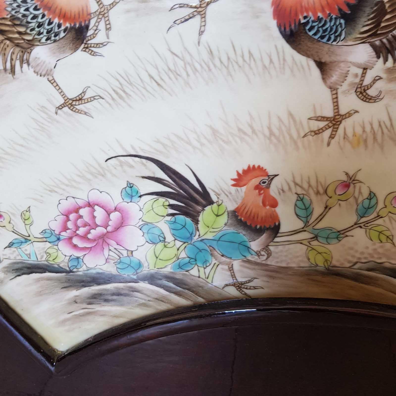 Großes chinesisches Porzellanplakat, Gemälde von Hahnen in Gartenkalligrafie im Angebot 14